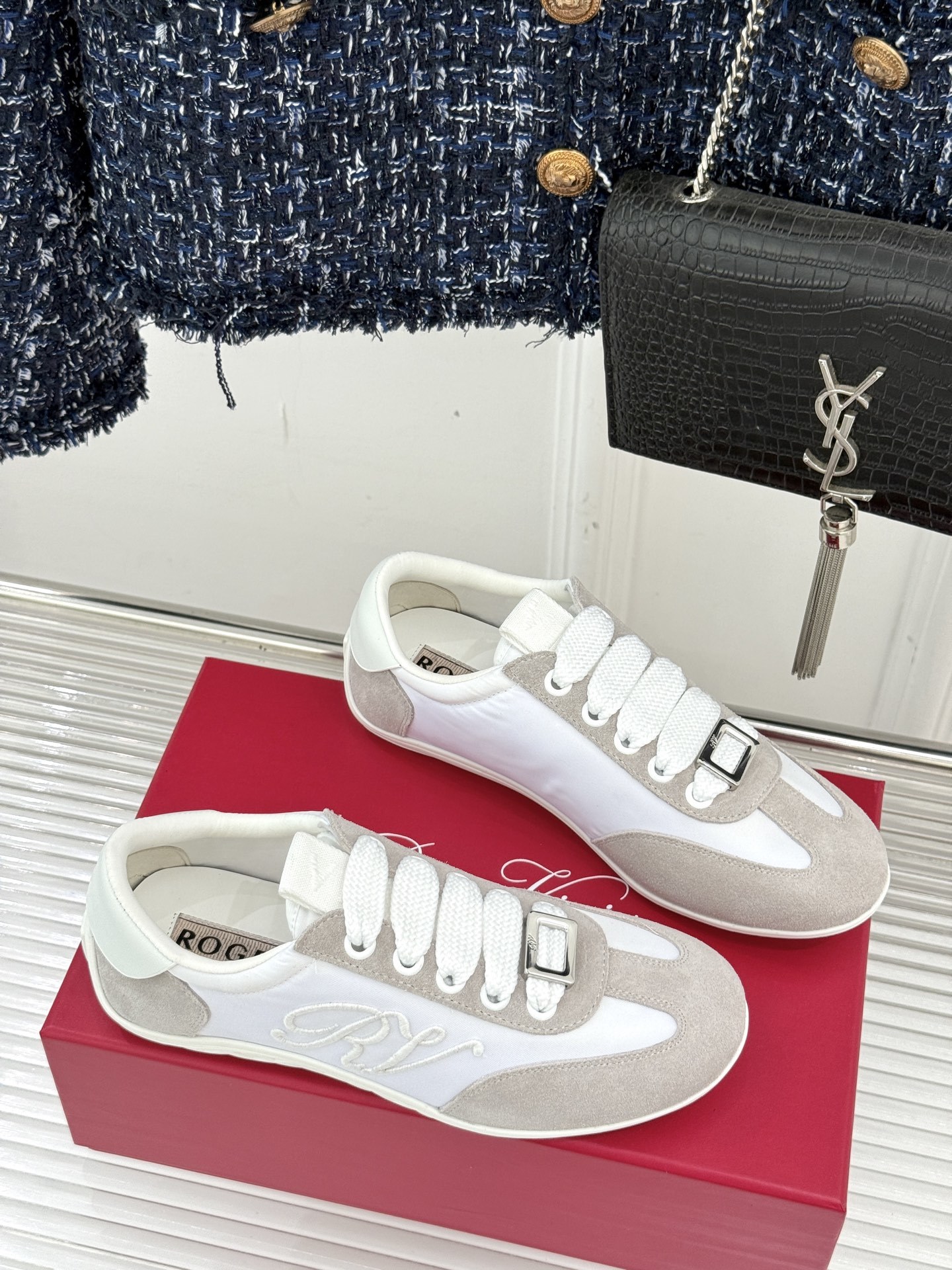 Roger vivier | RV25WF新品方扣
休闲德训鞋
以新款方扣德训鞋续写经典篇章。
它将复