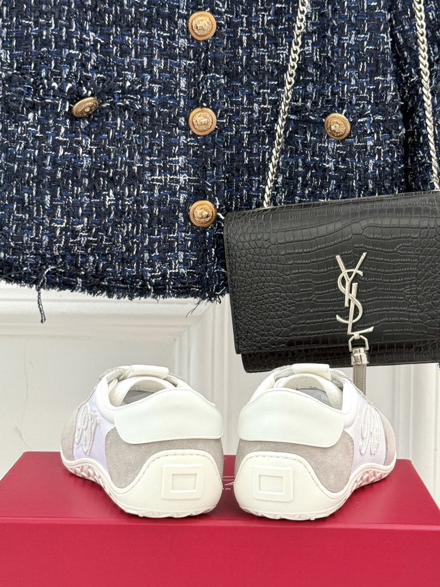 Roger vivier | RV25WF新品方扣
休闲德训鞋
以新款方扣德训鞋续写经典篇章。
它将复