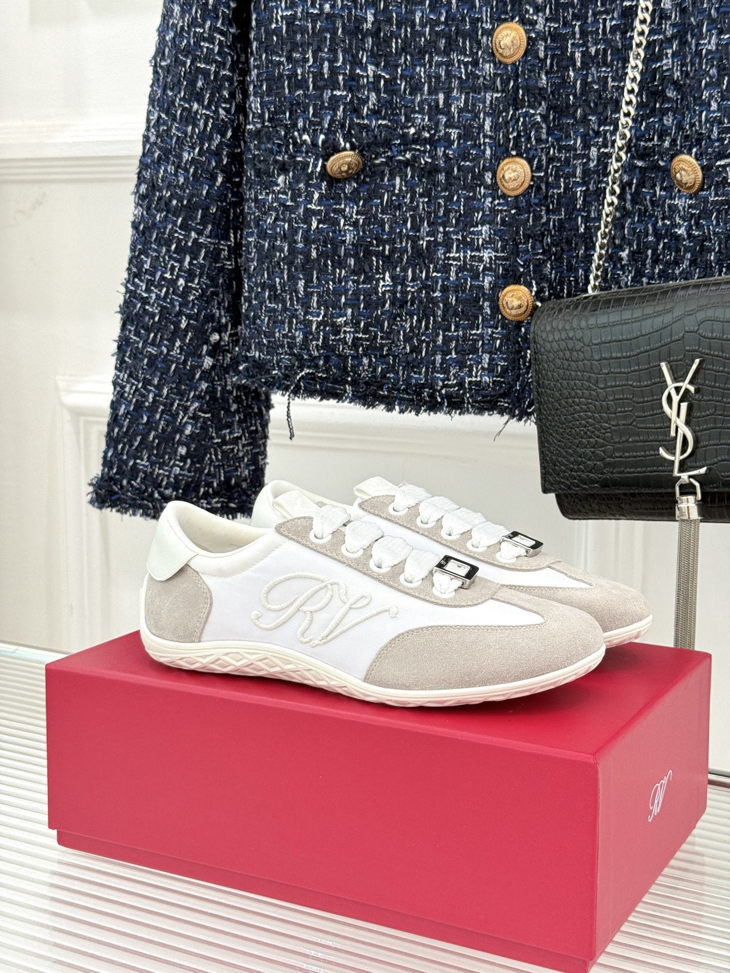 Roger vivier | RV25WF新品方扣
休闲德训鞋
以新款方扣德训鞋续写经典篇章。
它将复