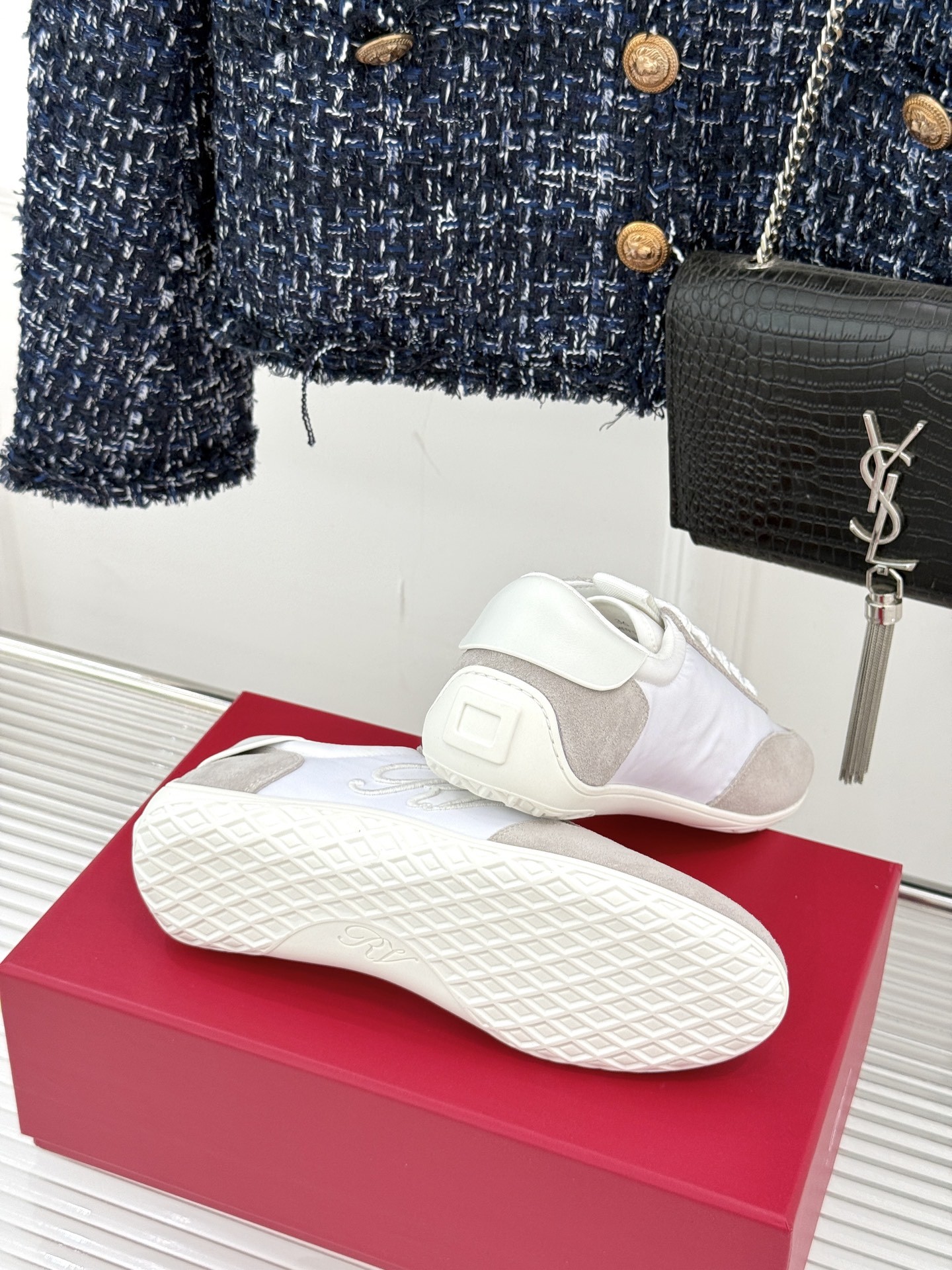 Roger vivier | RV25WF新品方扣
休闲德训鞋
以新款方扣德训鞋续写经典篇章。
它将复