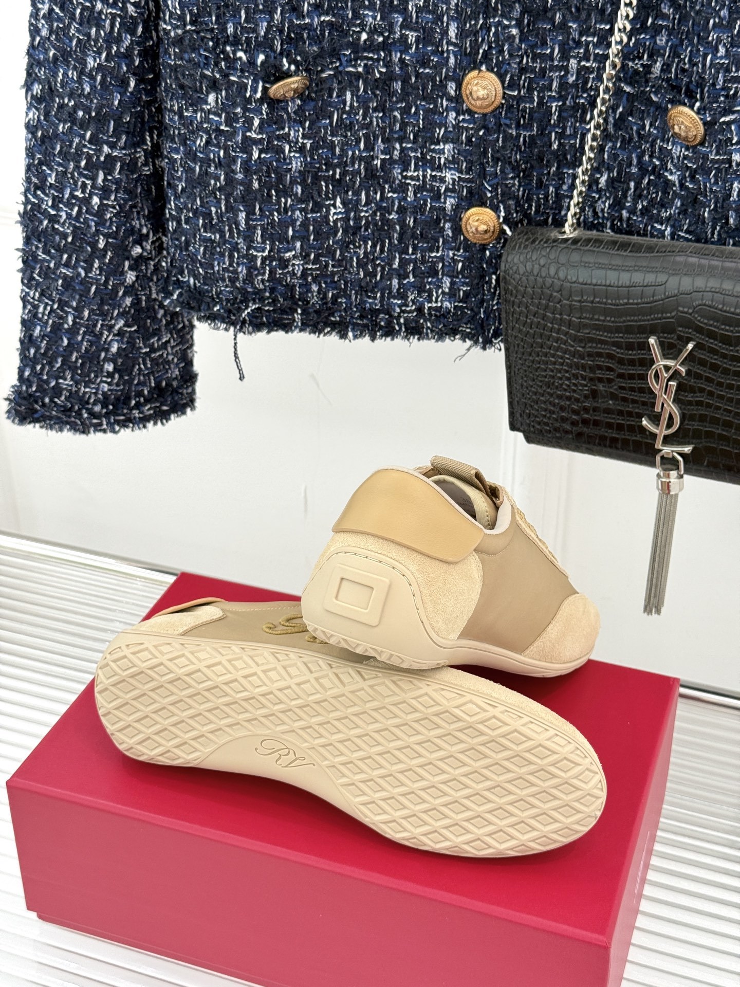 Roger vivier | RV25WF新品方扣
休闲德训鞋
以新款方扣德训鞋续写经典篇章。
它将复