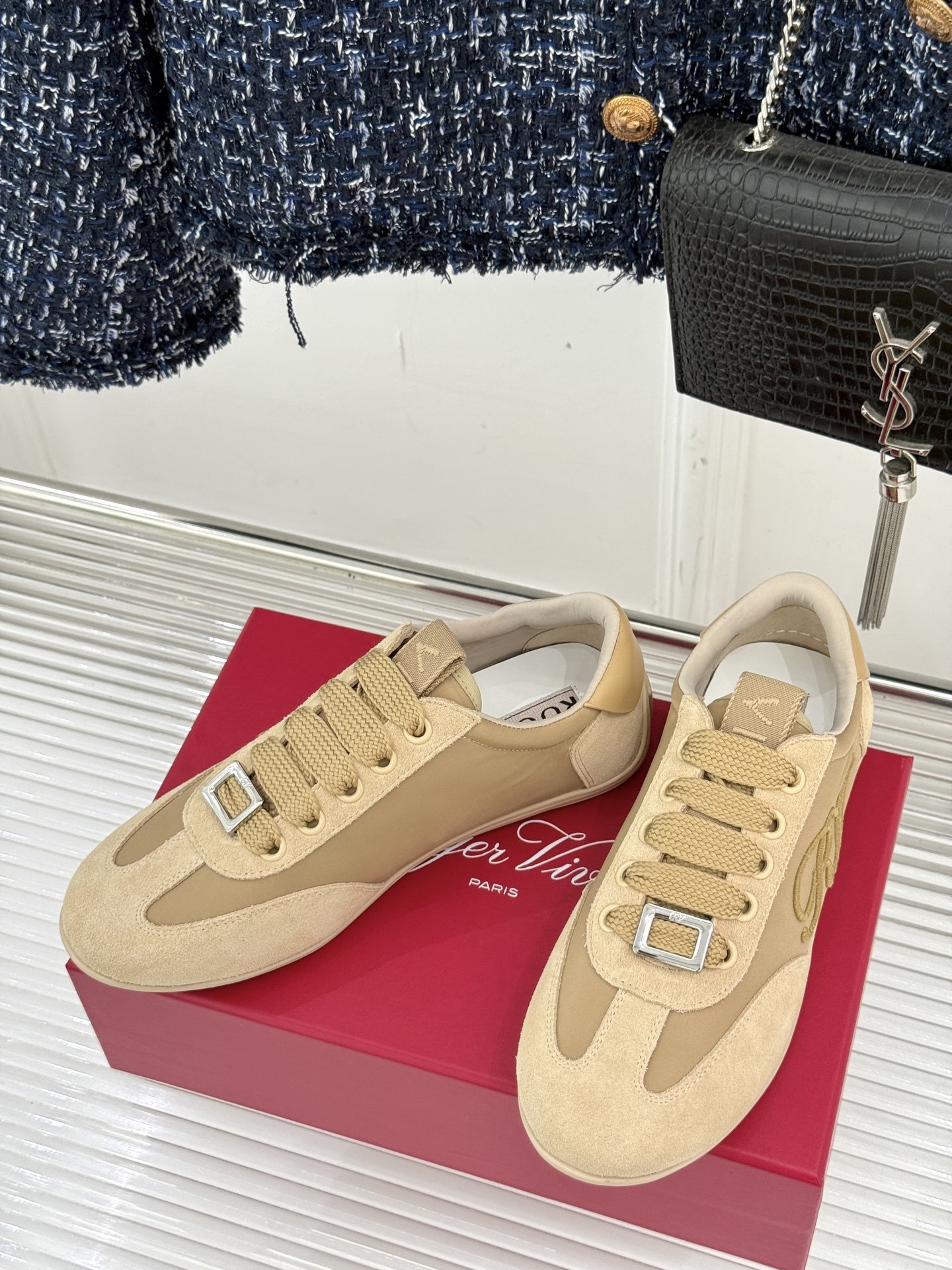 Roger vivier | RV25WF新品方扣
休闲德训鞋
以新款方扣德训鞋续写经典篇章。
它将复