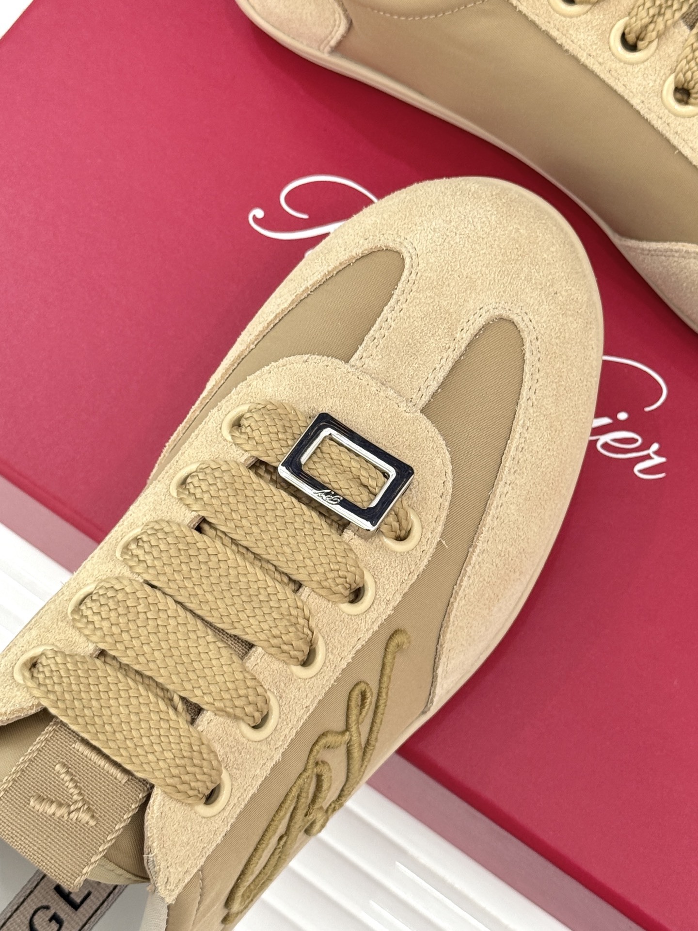 Roger vivier | RV25WF新品方扣
休闲德训鞋
以新款方扣德训鞋续写经典篇章。
它将复
