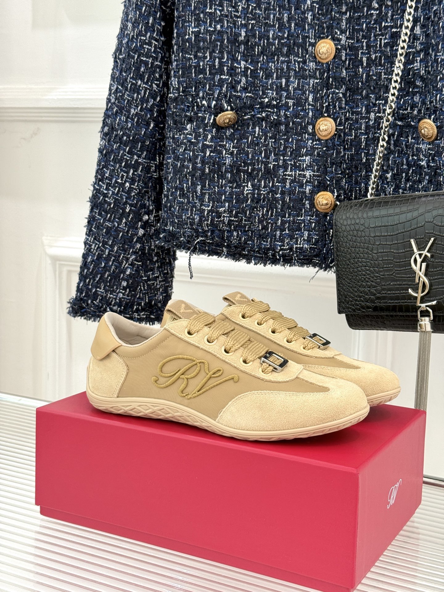 Roger vivier | RV25WF新品方扣
休闲德训鞋
以新款方扣德训鞋续写经典篇章。
它将复