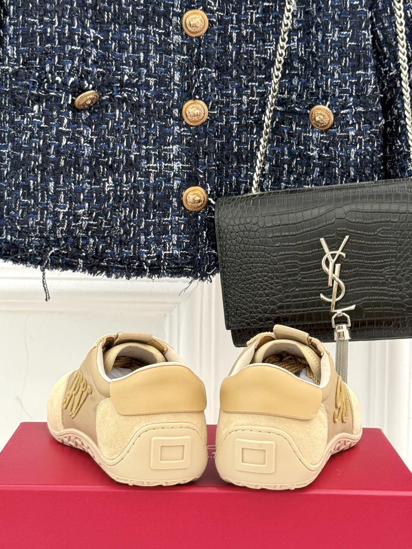 Roger vivier | RV25WF新品方扣
休闲德训鞋
以新款方扣德训鞋续写经典篇章。
它将复