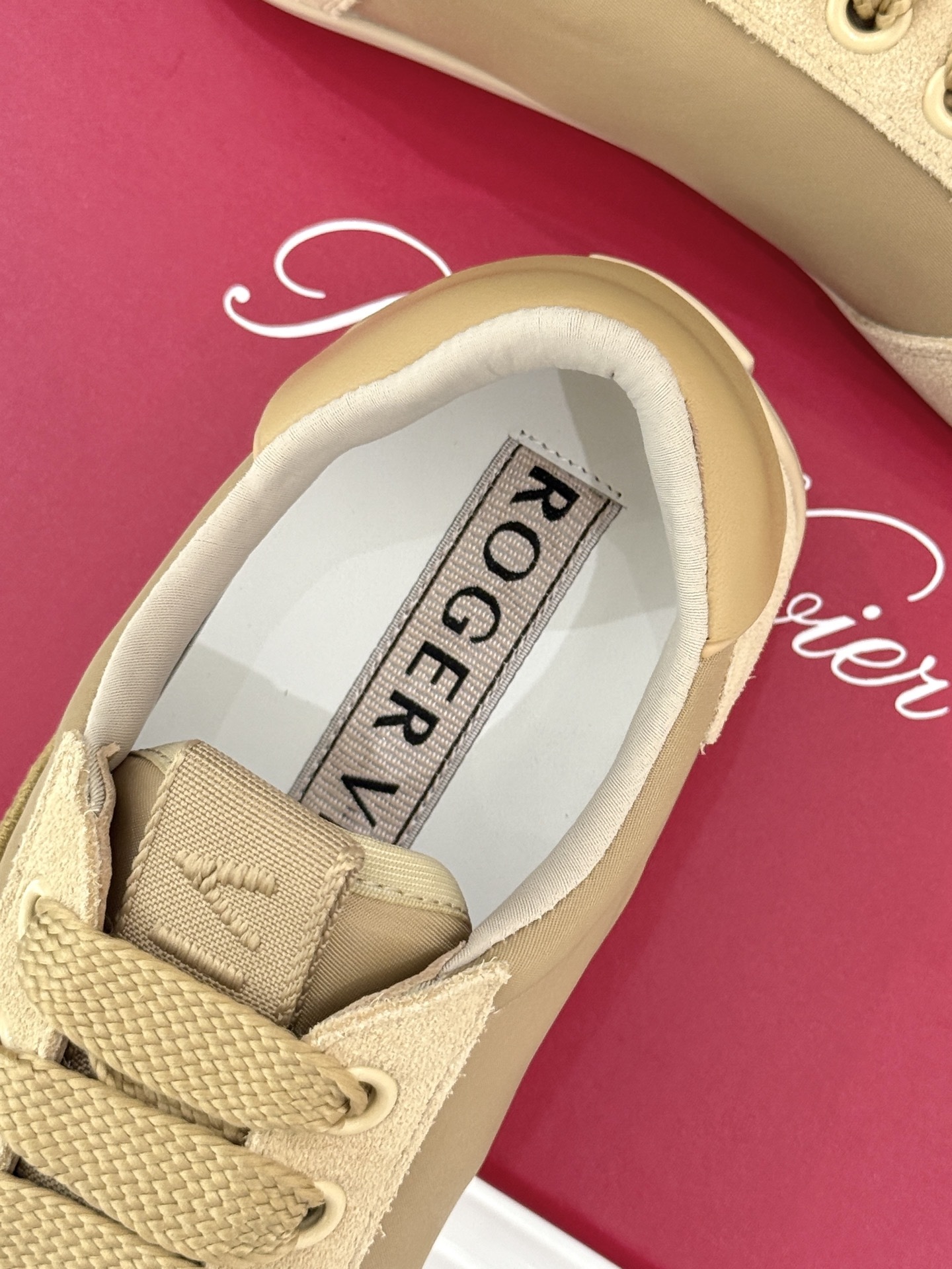 Roger vivier | RV25WF新品方扣
休闲德训鞋
以新款方扣德训鞋续写经典篇章。
它将复