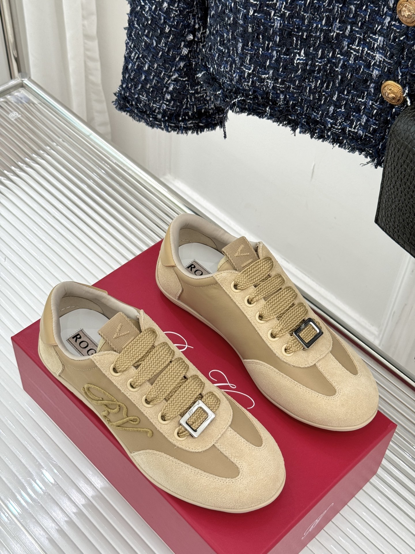 Roger vivier | RV25WF新品方扣
休闲德训鞋
以新款方扣德训鞋续写经典篇章。
它将复