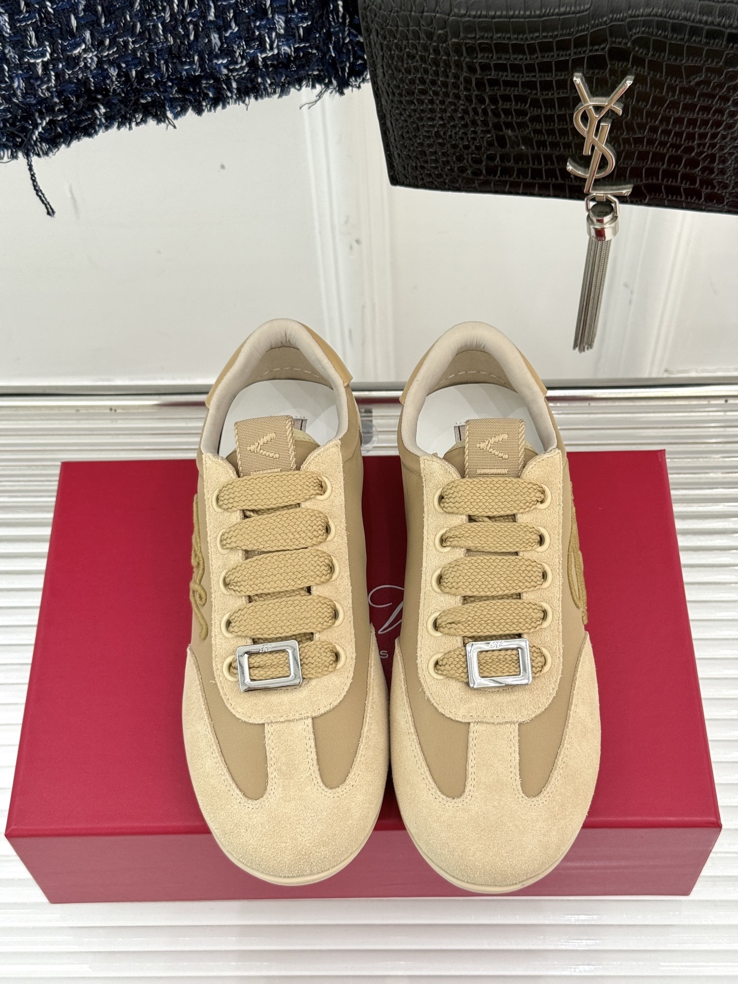 Roger vivier | RV25WF新品方扣
休闲德训鞋
以新款方扣德训鞋续写经典篇章。
它将复
