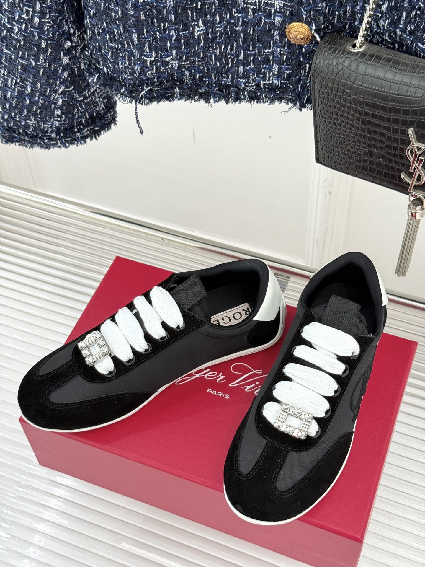 Roger vivier | RV25WF新品方扣
休闲德训鞋
以新款方扣德训鞋续写经典篇章。
它将复
