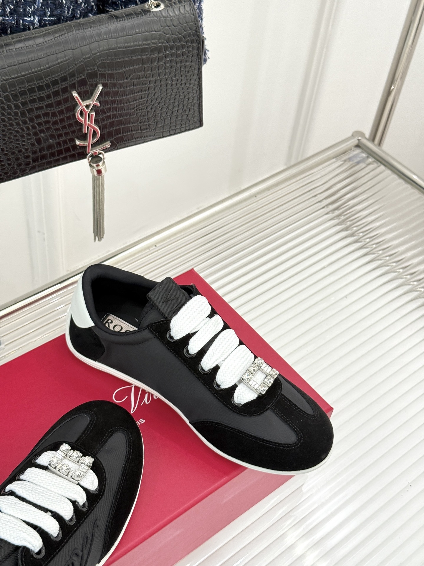 Roger vivier | RV25WF新品方扣
休闲德训鞋
以新款方扣德训鞋续写经典篇章。
它将复