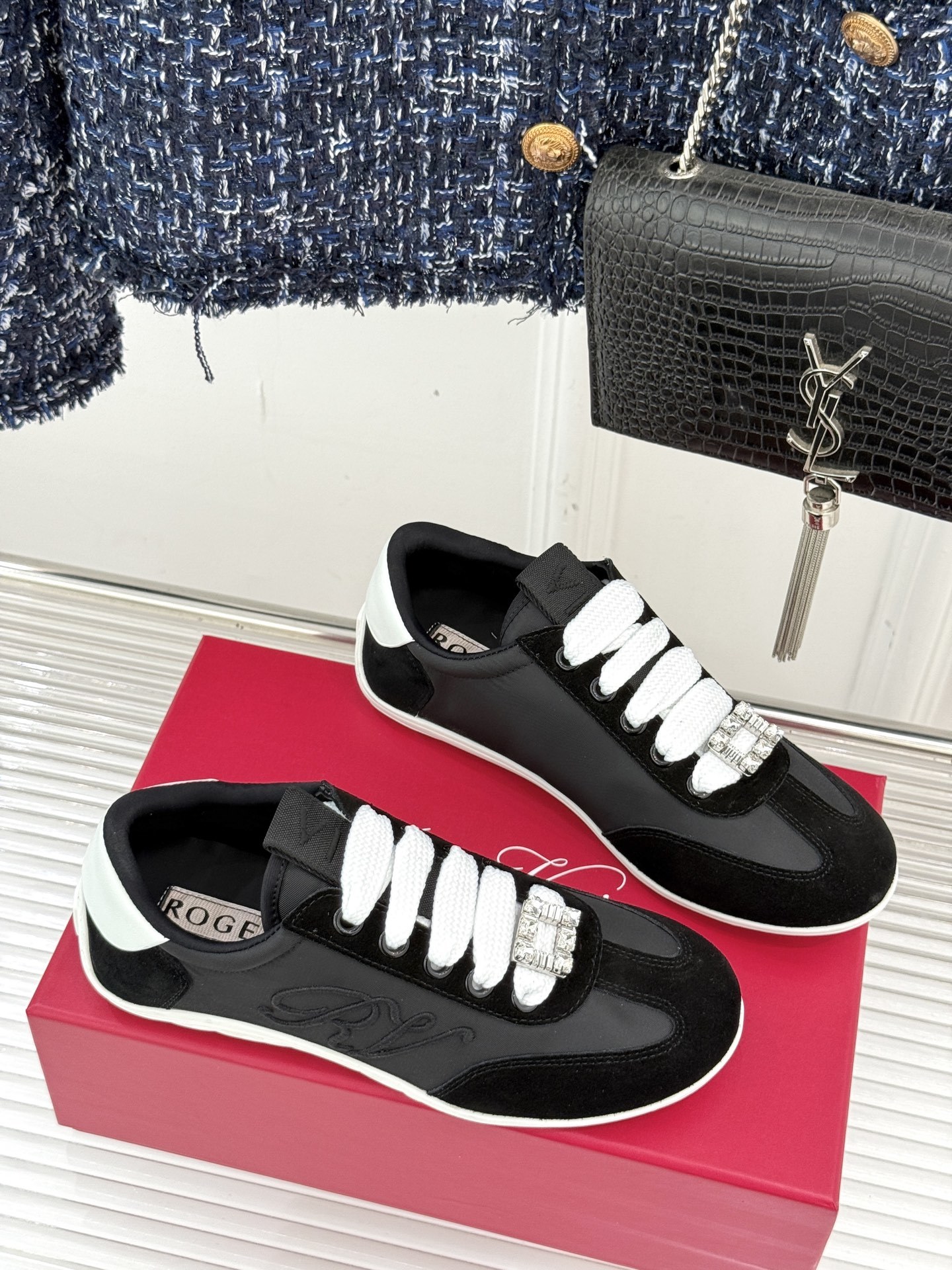 Roger vivier | RV25WF新品方扣
休闲德训鞋
以新款方扣德训鞋续写经典篇章。
它将复
