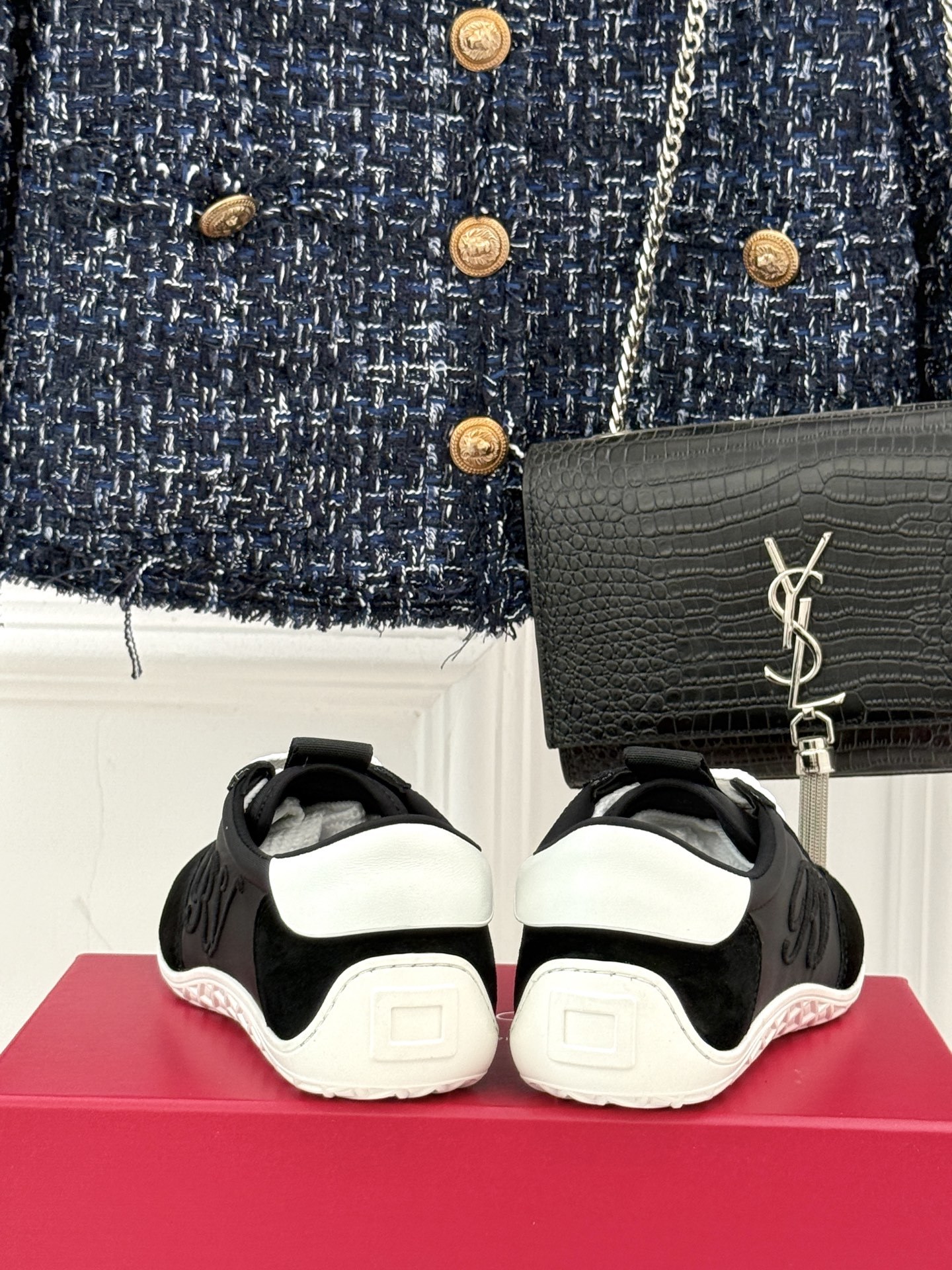 Roger vivier | RV25WF新品方扣
休闲德训鞋
以新款方扣德训鞋续写经典篇章。
它将复