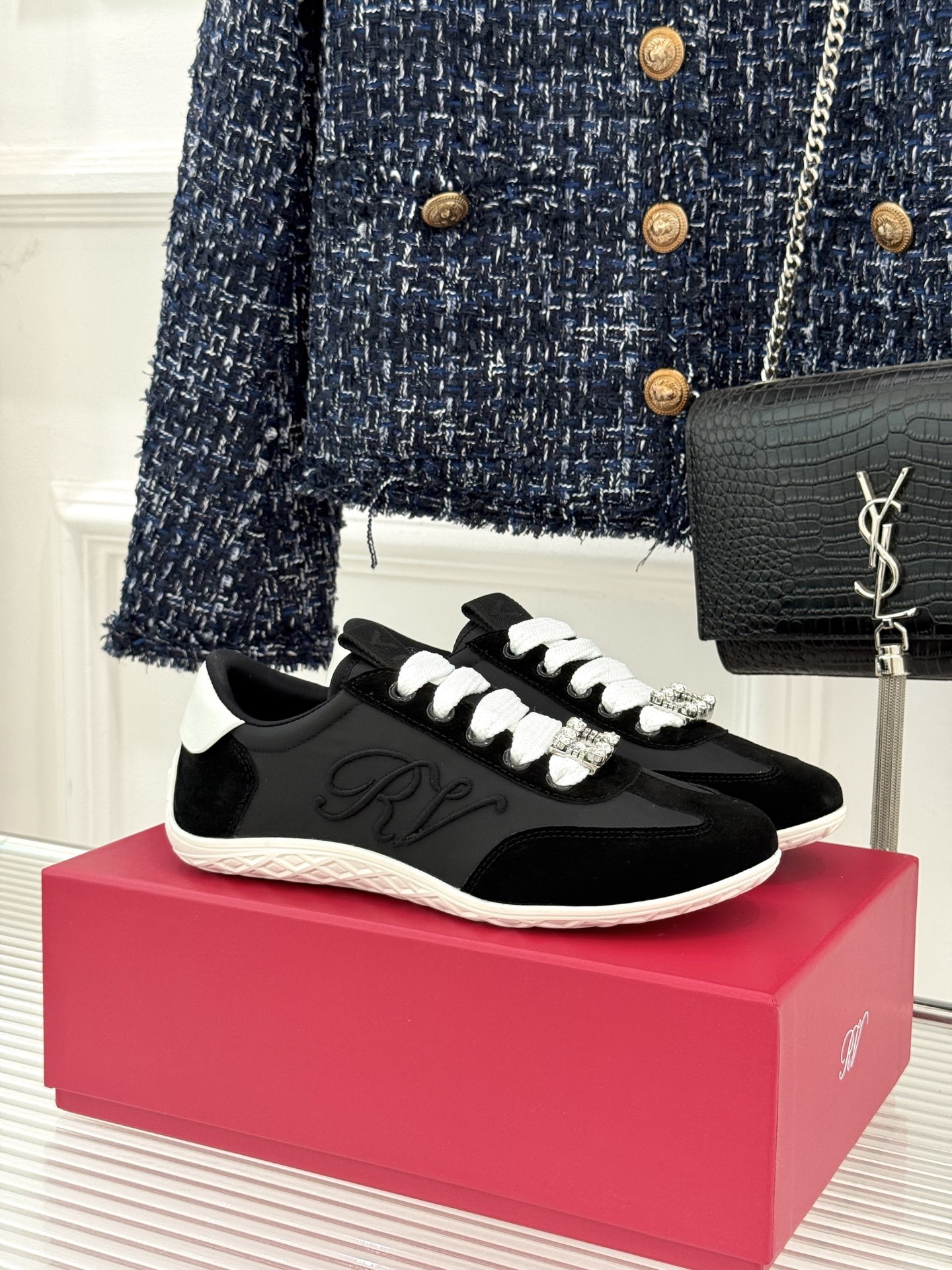 Roger vivier | RV25WF新品方扣
休闲德训鞋
以新款方扣德训鞋续写经典篇章。
它将复