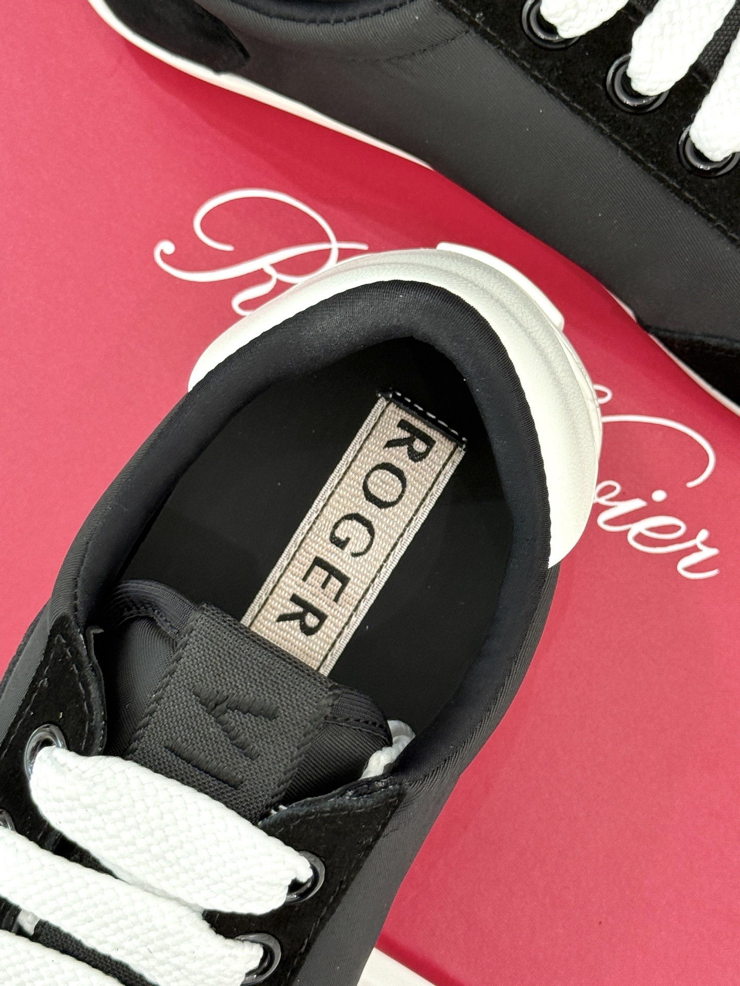 Roger vivier | RV25WF新品方扣
休闲德训鞋
以新款方扣德训鞋续写经典篇章。
它将复