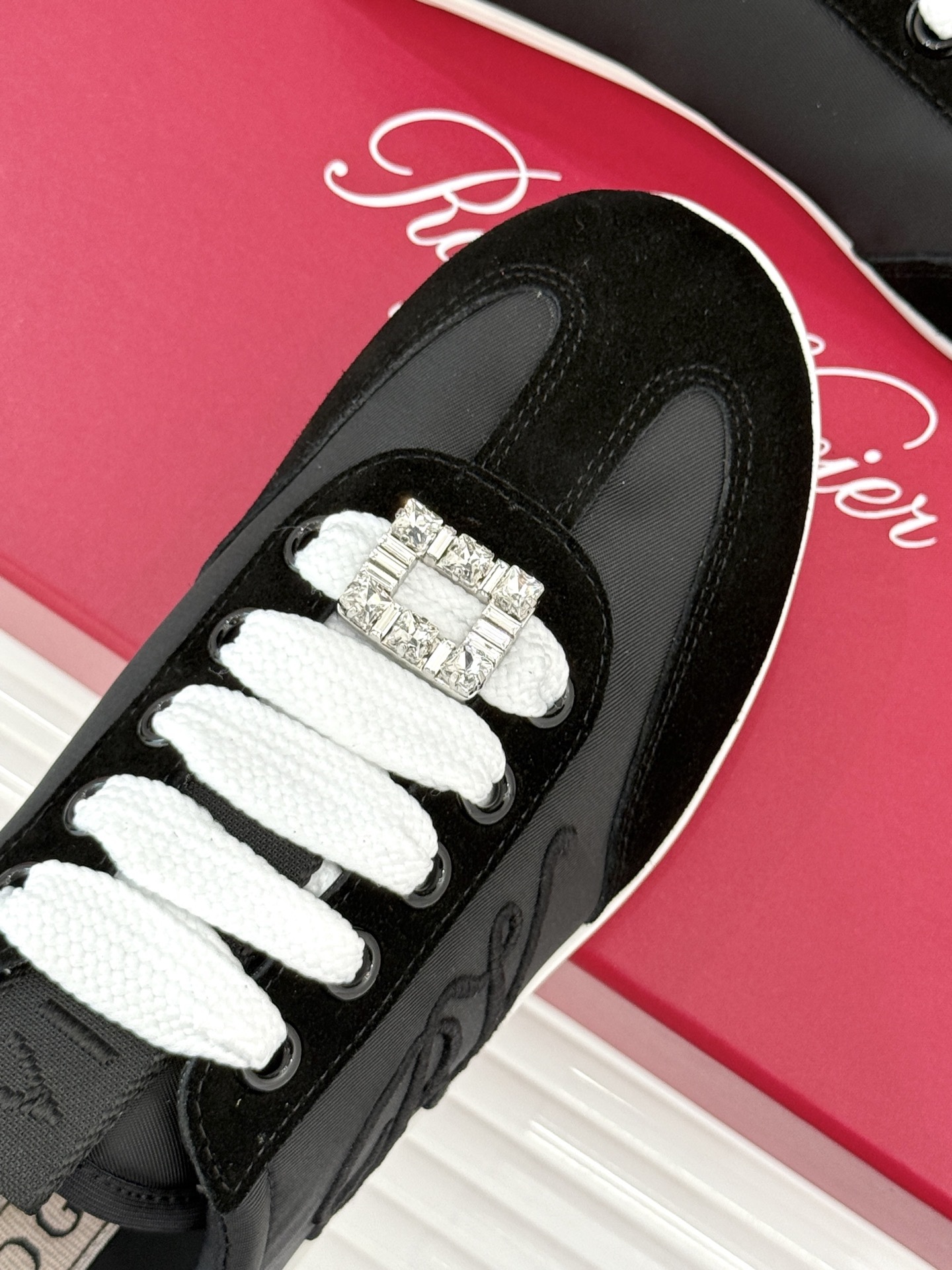 Roger vivier | RV25WF新品方扣
休闲德训鞋
以新款方扣德训鞋续写经典篇章。
它将复