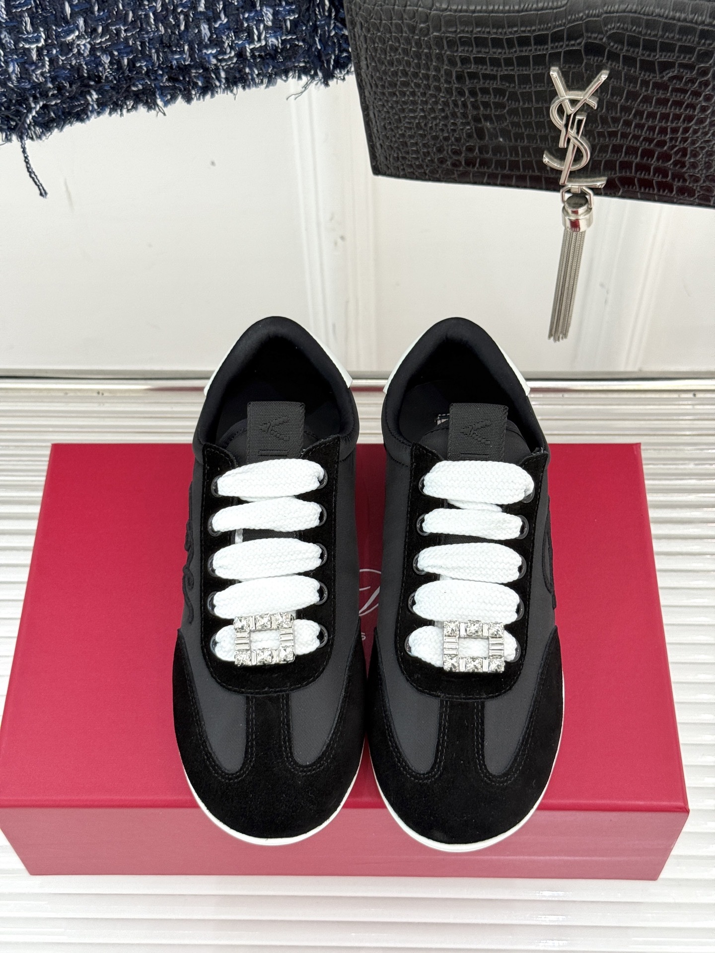Roger vivier | RV25WF新品方扣
休闲德训鞋
以新款方扣德训鞋续写经典篇章。
它将复