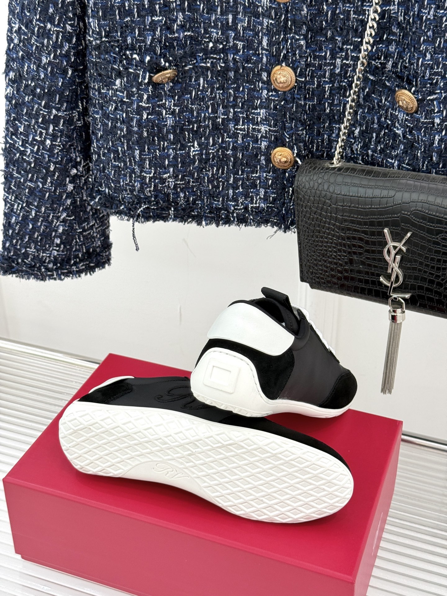 Roger vivier | RV25WF新品方扣
休闲德训鞋
以新款方扣德训鞋续写经典篇章。
它将复