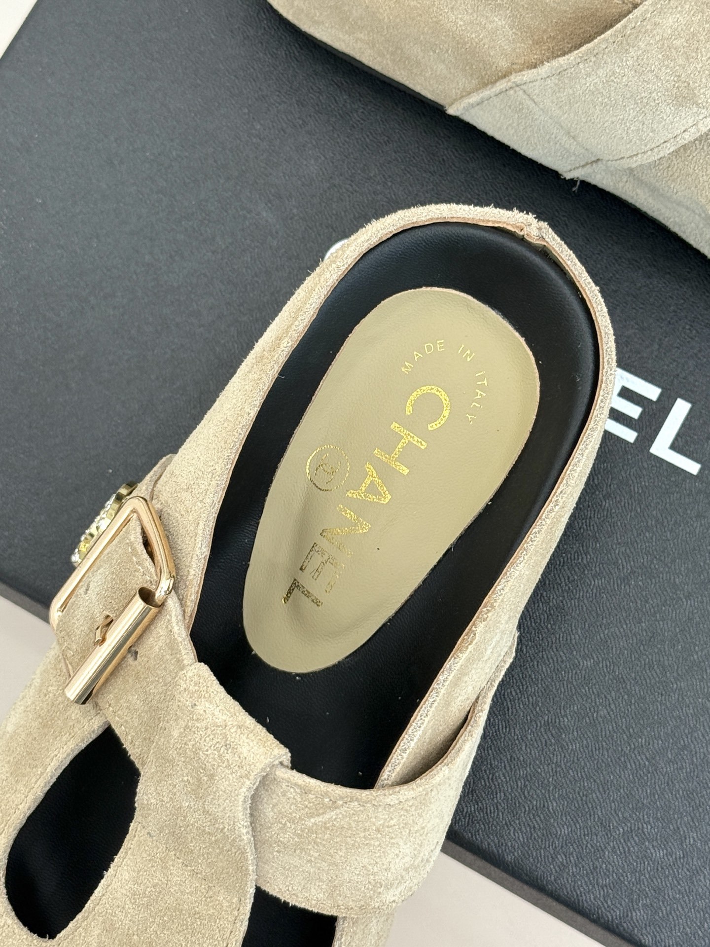 CHANE*|小香25A新品极简复古
勃肯拖鞋半拖
踏入优雅与舒适交织的时尚之境。
简约鞋面添点睛奢华