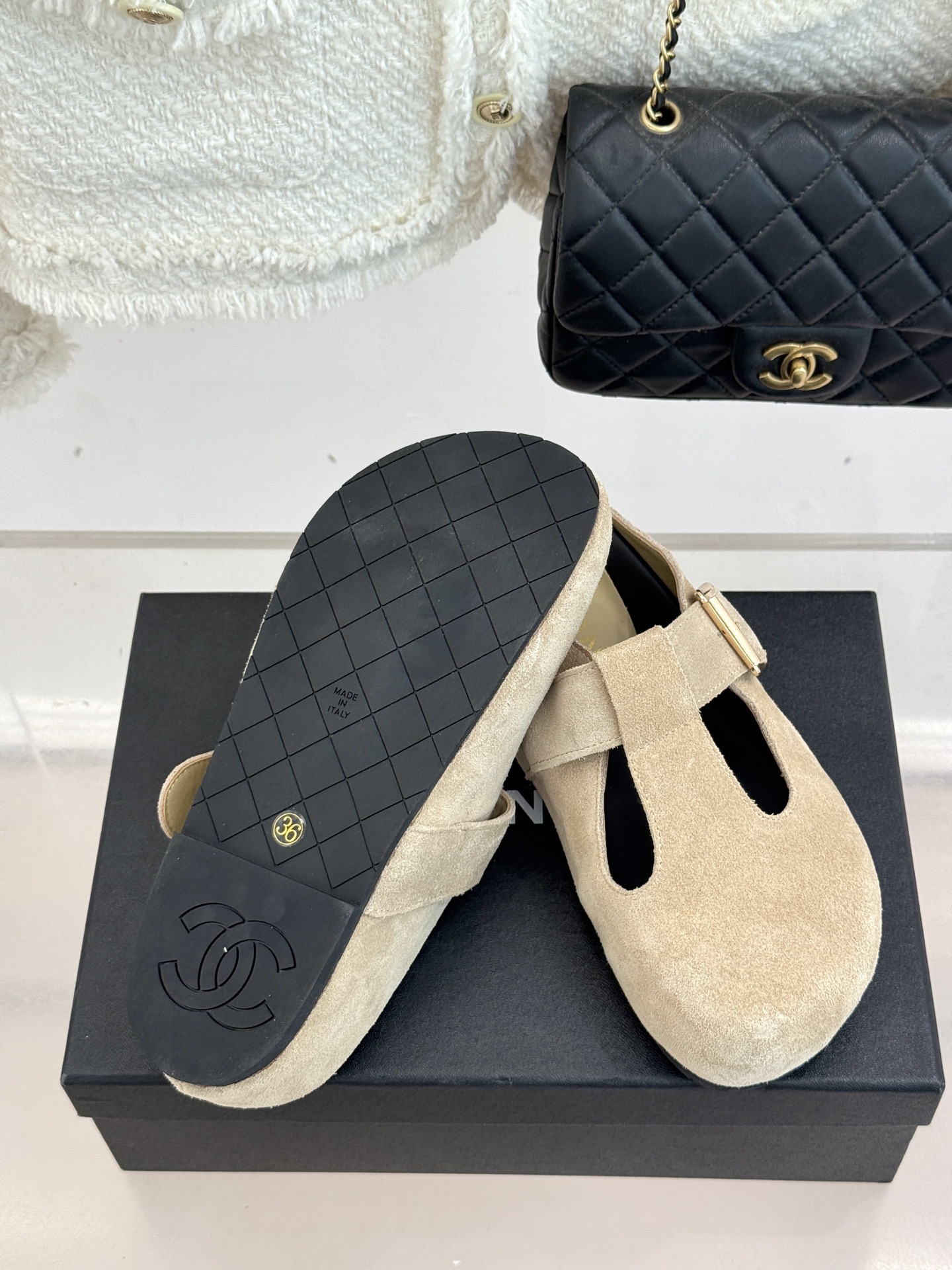 CHANE*|小香25A新品极简复古
勃肯拖鞋半拖
踏入优雅与舒适交织的时尚之境。
简约鞋面添点睛奢华