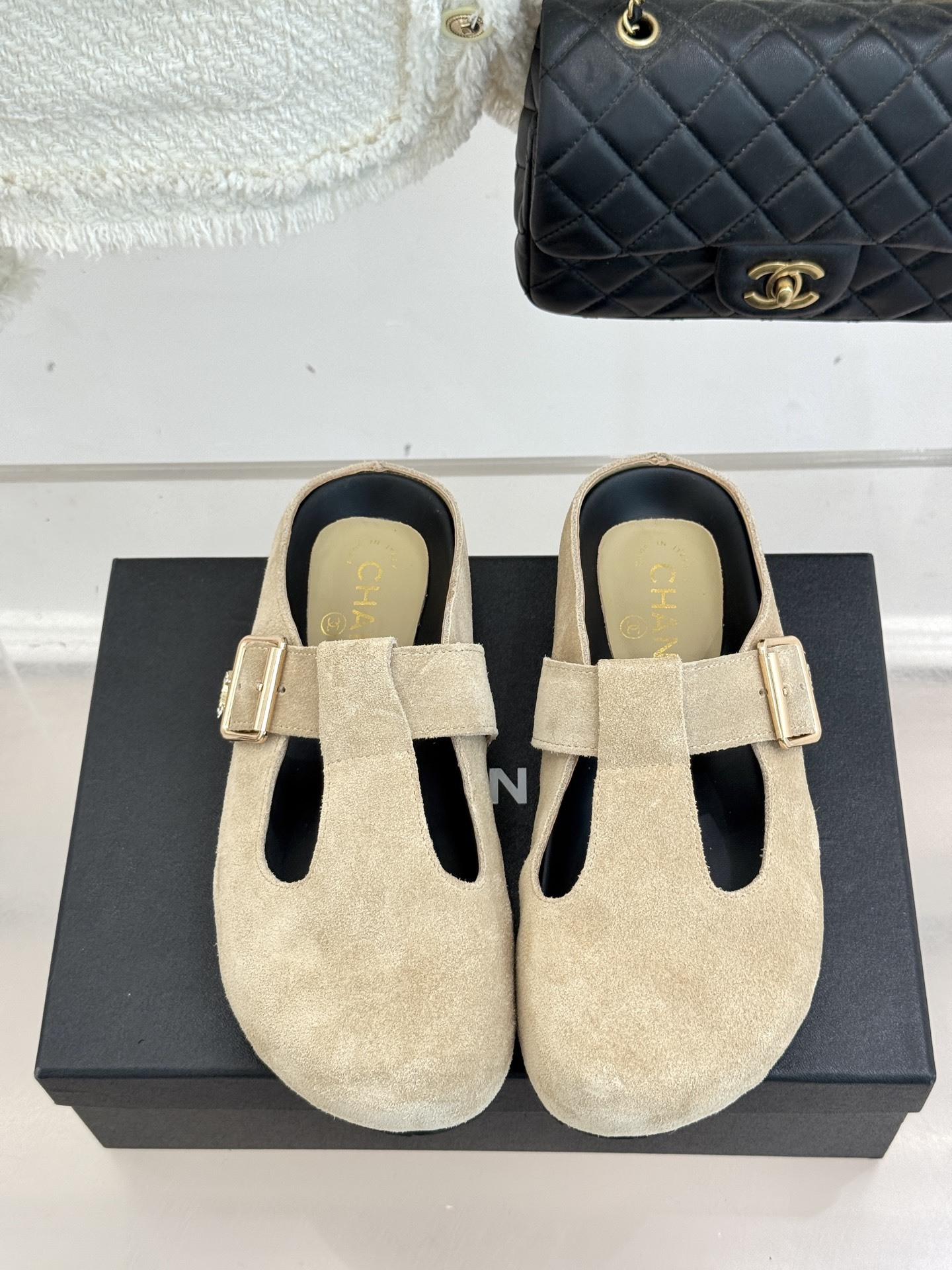 CHANE*|小香25A新品极简复古
勃肯拖鞋半拖
踏入优雅与舒适交织的时尚之境。
简约鞋面添点睛奢华