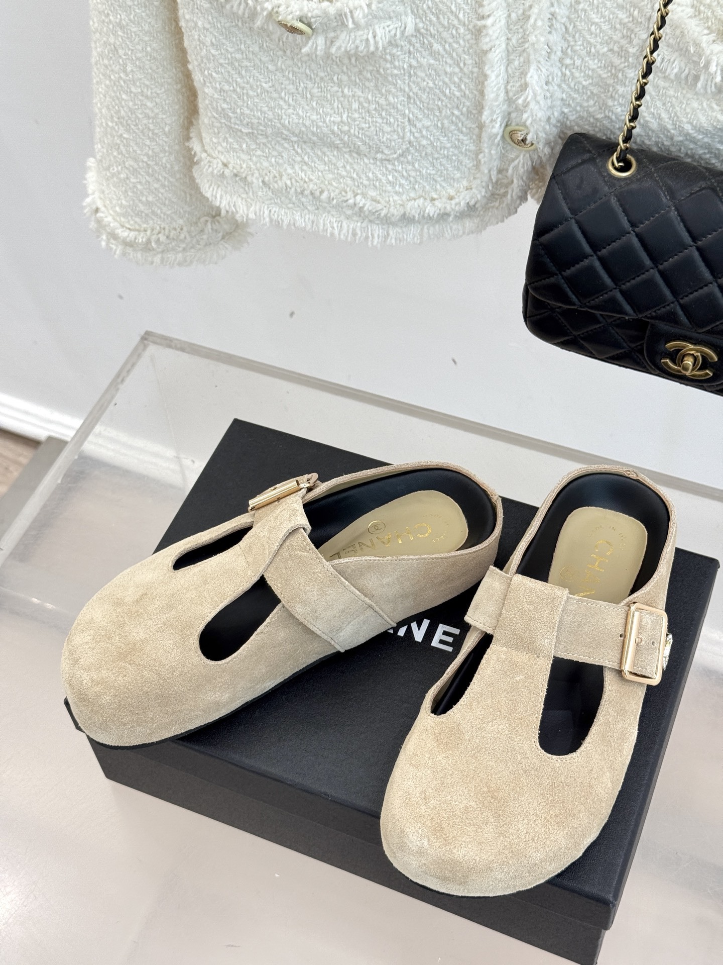 CHANE*|小香25A新品极简复古
勃肯拖鞋半拖
踏入优雅与舒适交织的时尚之境。
简约鞋面添点睛奢华