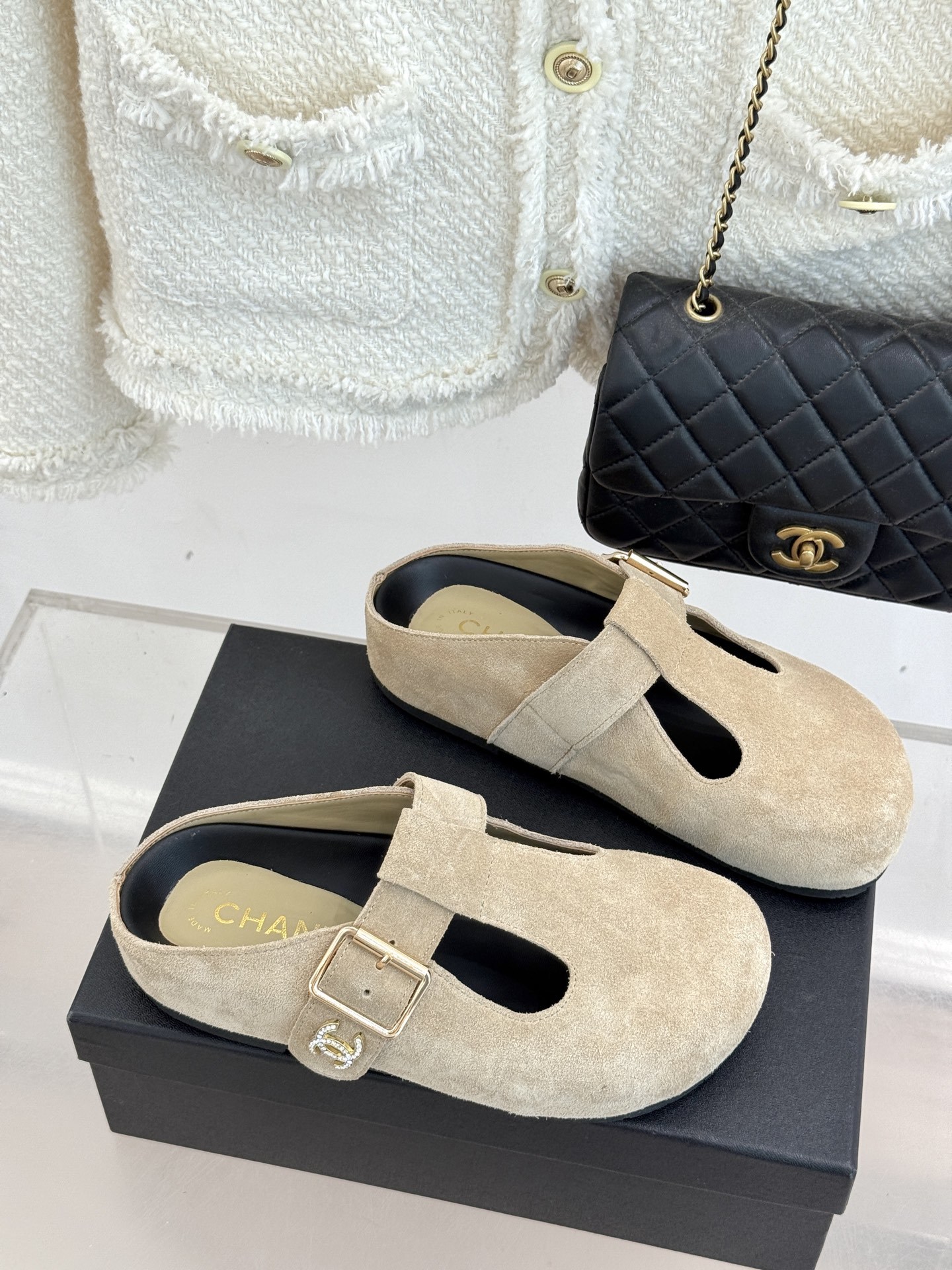CHANE*|小香25A新品极简复古
勃肯拖鞋半拖
踏入优雅与舒适交织的时尚之境。
简约鞋面添点睛奢华