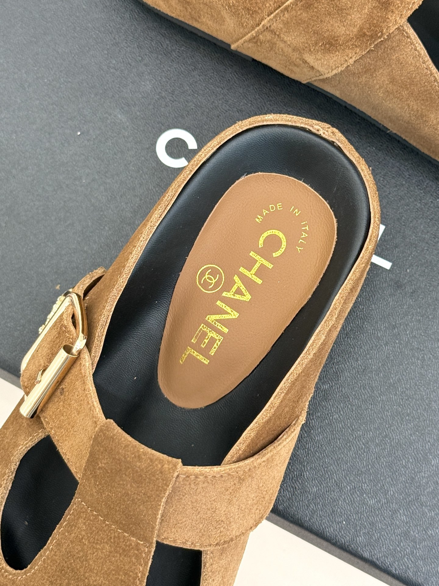 CHANE*|小香25A新品极简复古
勃肯拖鞋半拖
踏入优雅与舒适交织的时尚之境。
简约鞋面添点睛奢华