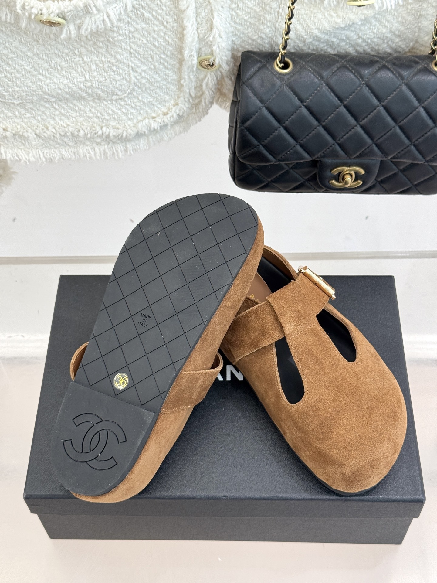CHANE*|小香25A新品极简复古
勃肯拖鞋半拖
踏入优雅与舒适交织的时尚之境。
简约鞋面添点睛奢华