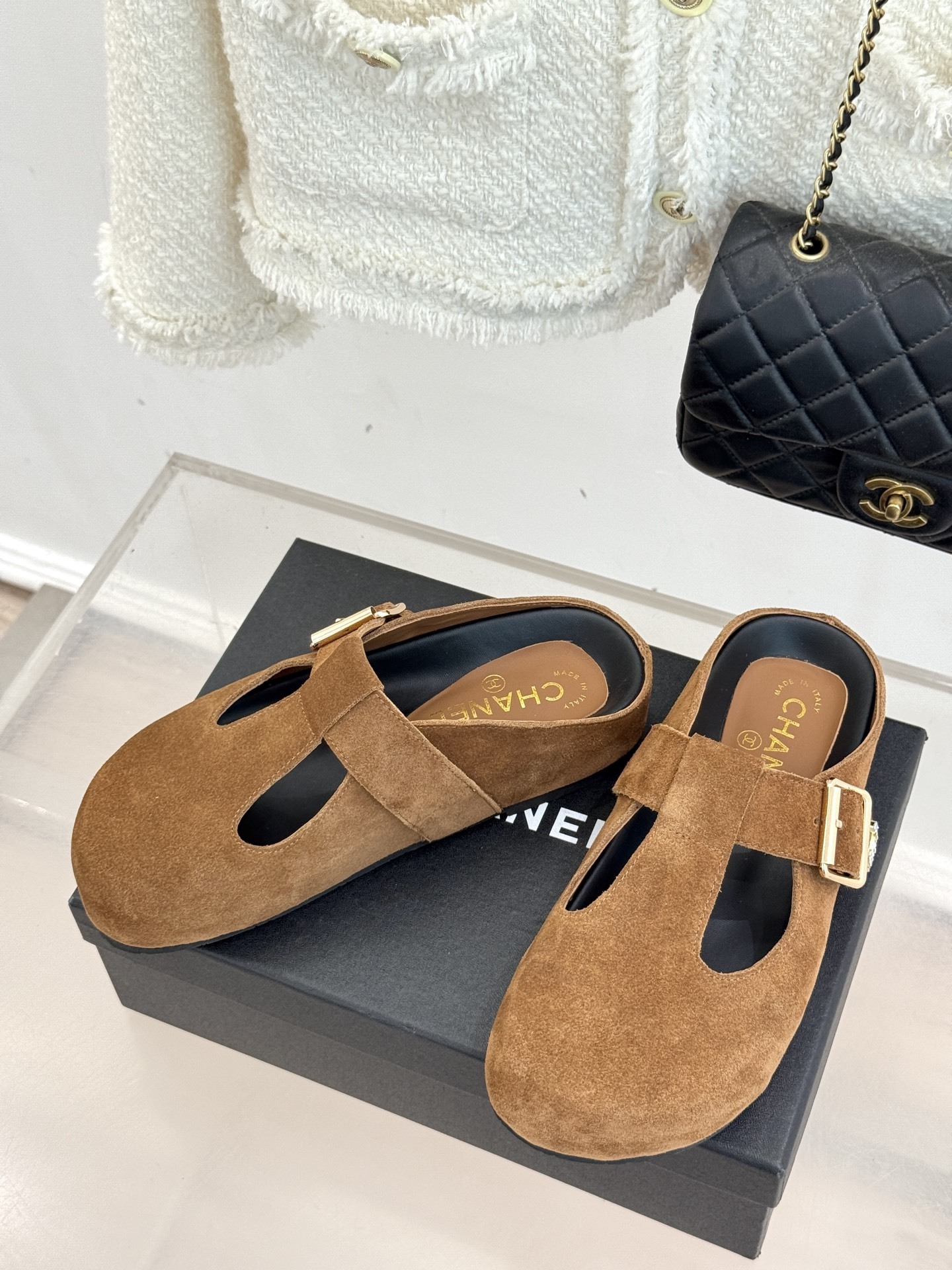 CHANE*|小香25A新品极简复古
勃肯拖鞋半拖
踏入优雅与舒适交织的时尚之境。
简约鞋面添点睛奢华