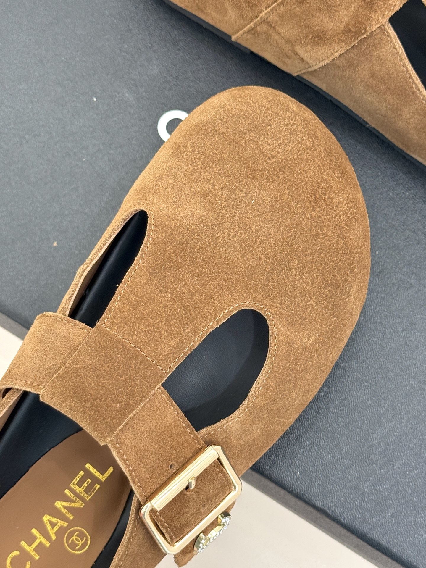 CHANE*|小香25A新品极简复古
勃肯拖鞋半拖
踏入优雅与舒适交织的时尚之境。
简约鞋面添点睛奢华