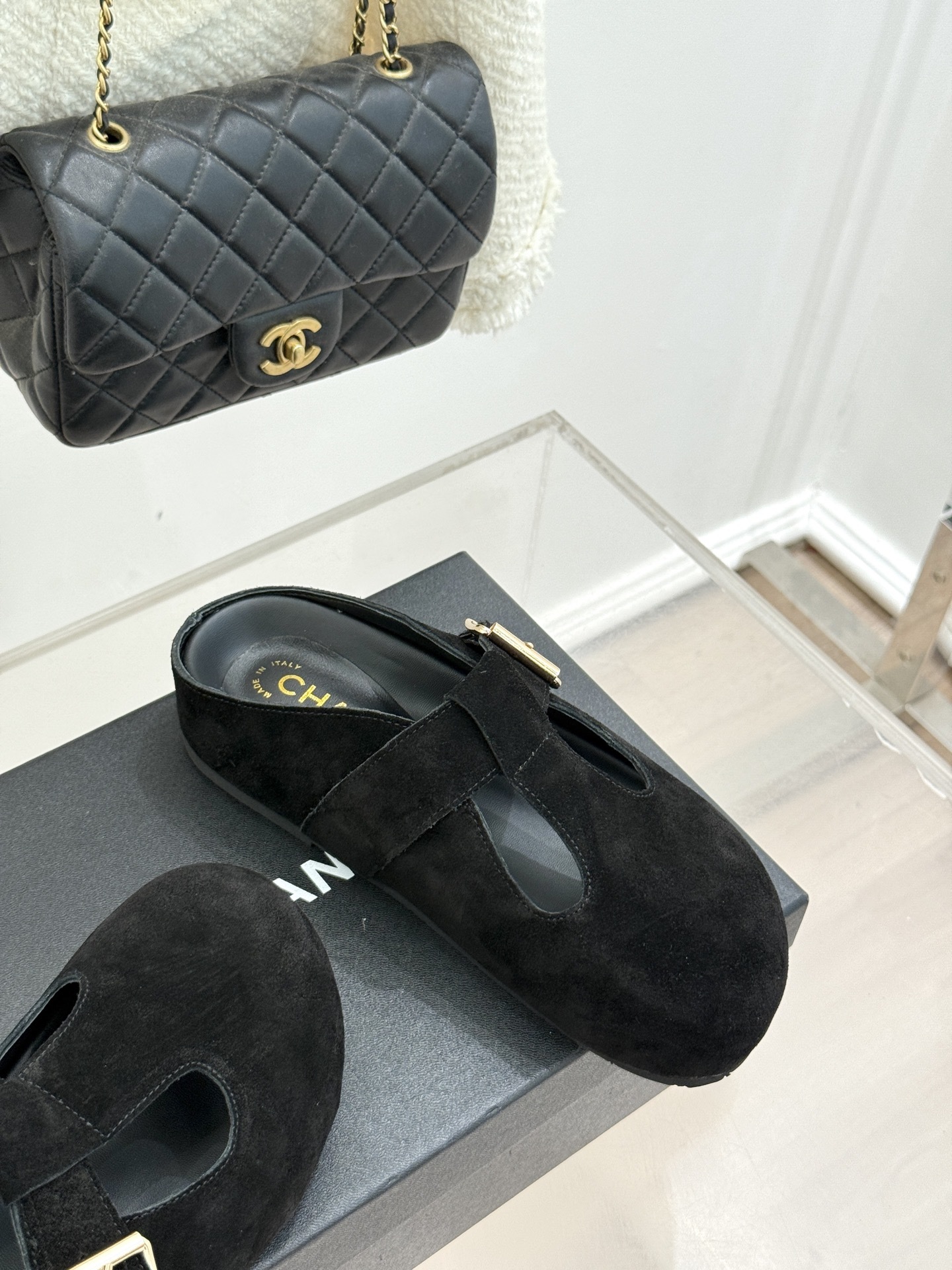 CHANE*|小香25A新品极简复古
勃肯拖鞋半拖
踏入优雅与舒适交织的时尚之境。
简约鞋面添点睛奢华