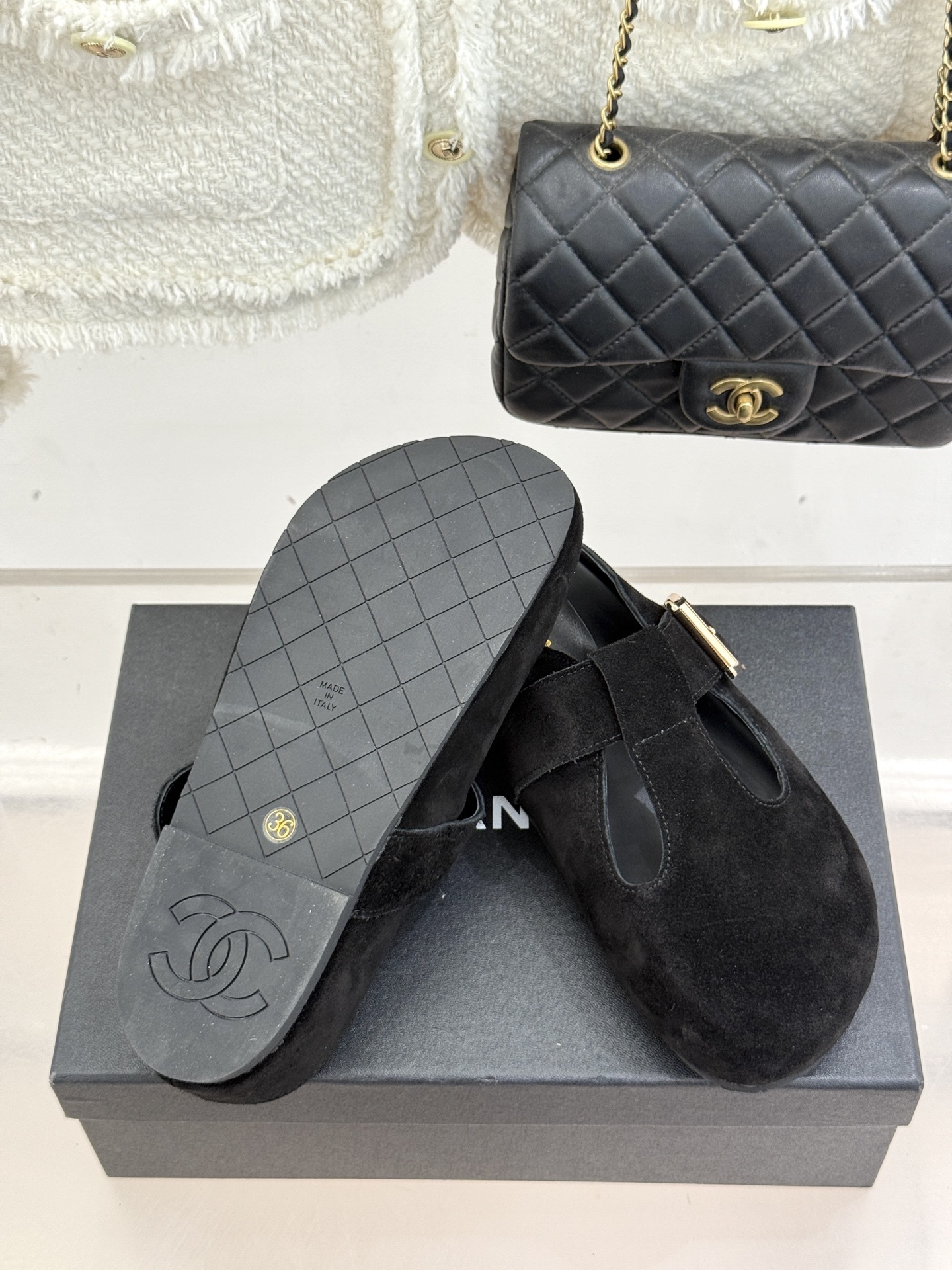 CHANE*|小香25A新品极简复古
勃肯拖鞋半拖
踏入优雅与舒适交织的时尚之境。
简约鞋面添点睛奢华