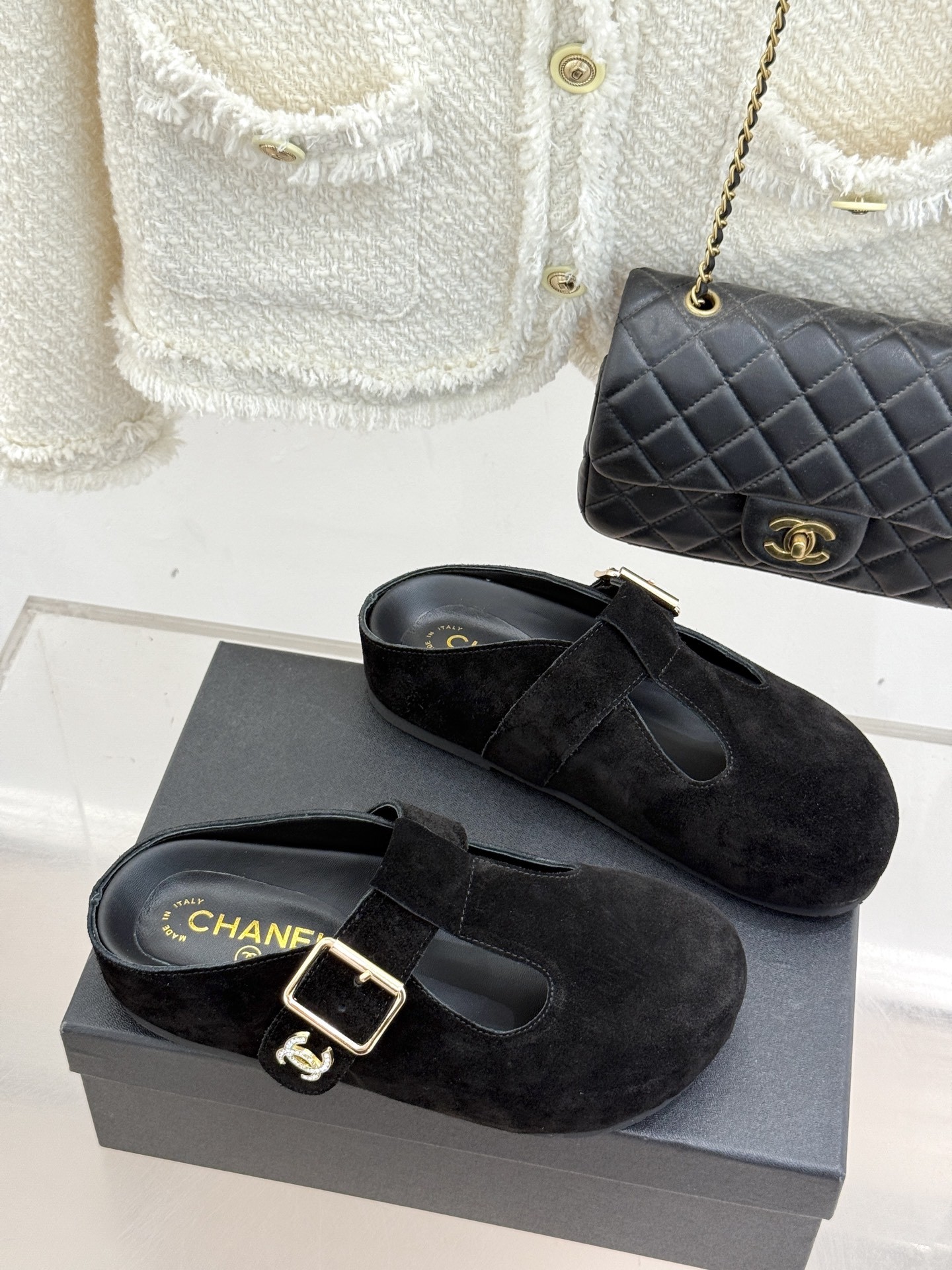CHANE*|小香25A新品极简复古
勃肯拖鞋半拖
踏入优雅与舒适交织的时尚之境。
简约鞋面添点睛奢华