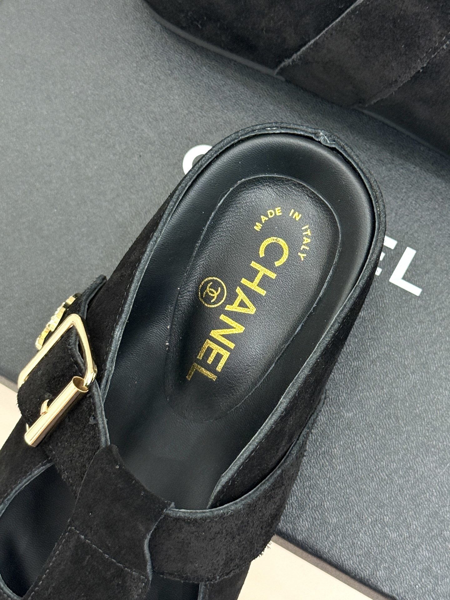 CHANE*|小香25A新品极简复古
勃肯拖鞋半拖
踏入优雅与舒适交织的时尚之境。
简约鞋面添点睛奢华