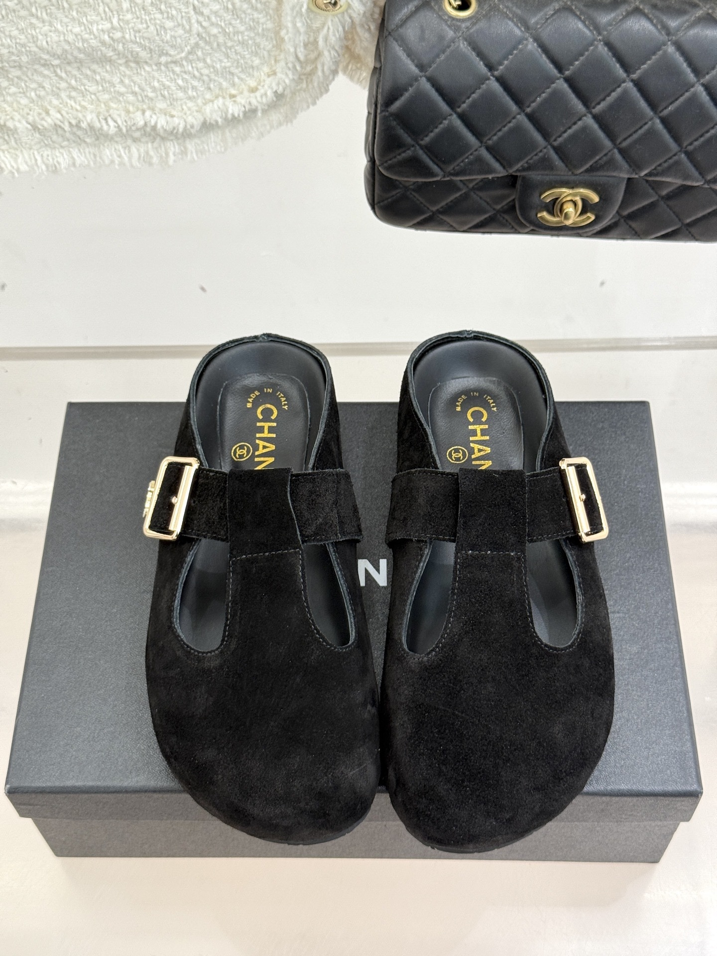 CHANE*|小香25A新品极简复古
勃肯拖鞋半拖
踏入优雅与舒适交织的时尚之境。
简约鞋面添点睛奢华