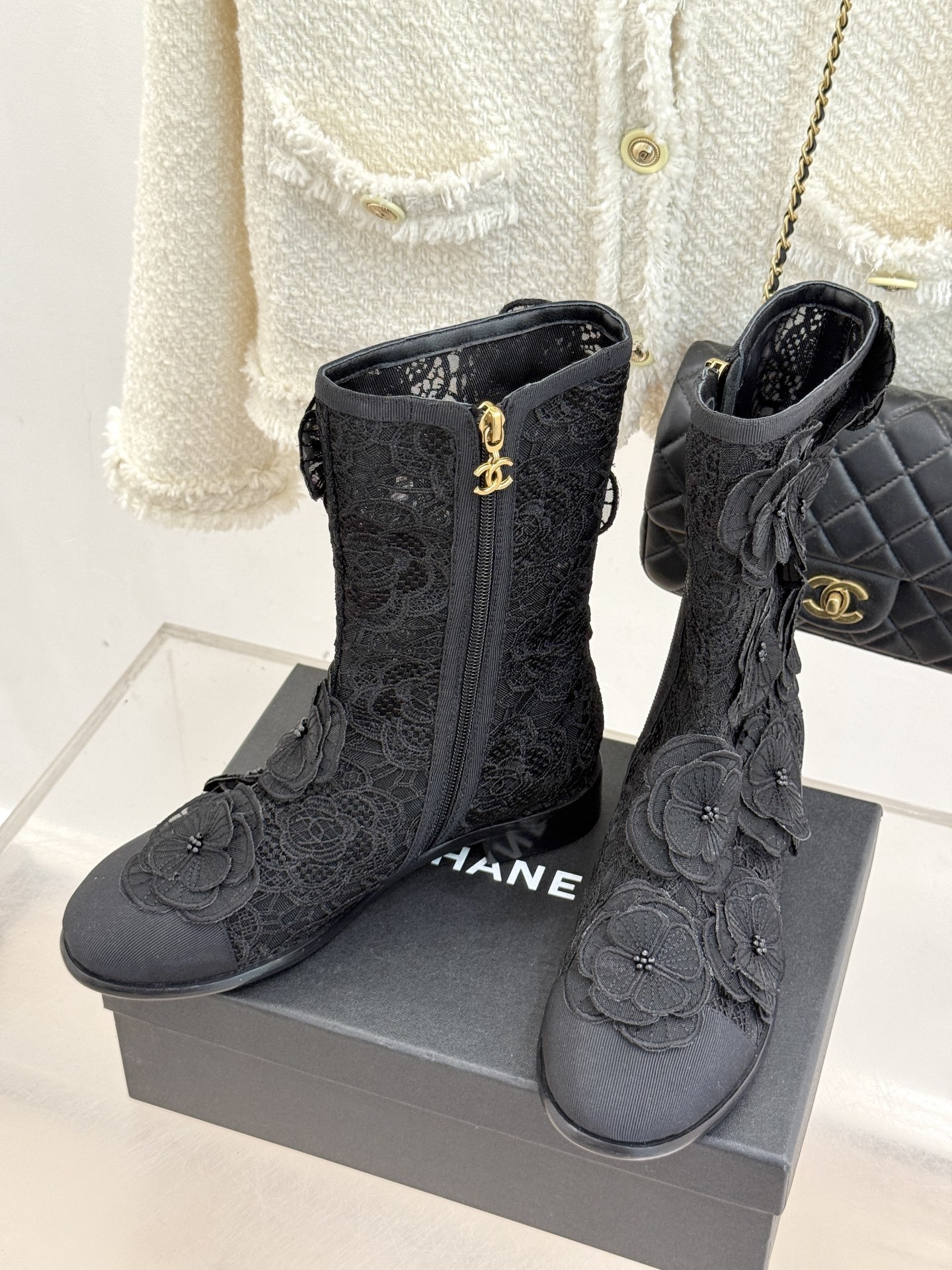 CHANE*|小香25B秋冬新品网纱黑玫瑰
靴子系列
黑玫瑰 这一神秘而迷人的元素
被香家以精湛的工