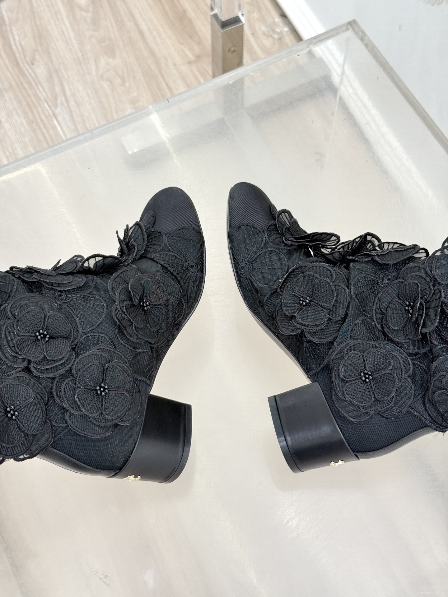 CHANE*|小香25B秋冬新品网纱黑玫瑰
靴子系列
黑玫瑰 这一神秘而迷人的元素
被香家以精湛的工