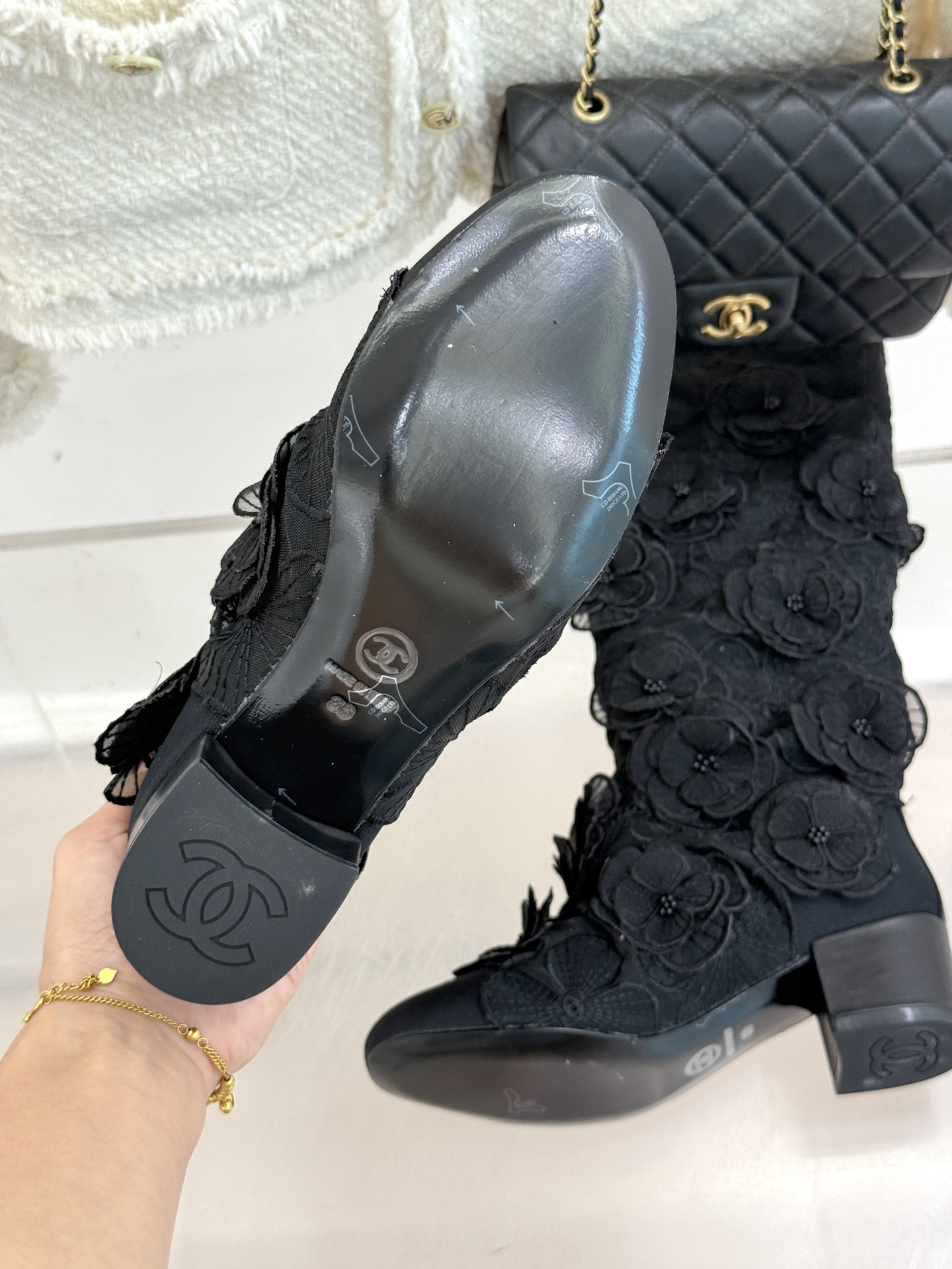 CHANE*|小香25B秋冬新品网纱黑玫瑰
靴子系列
黑玫瑰 这一神秘而迷人的元素
被香家以精湛的工