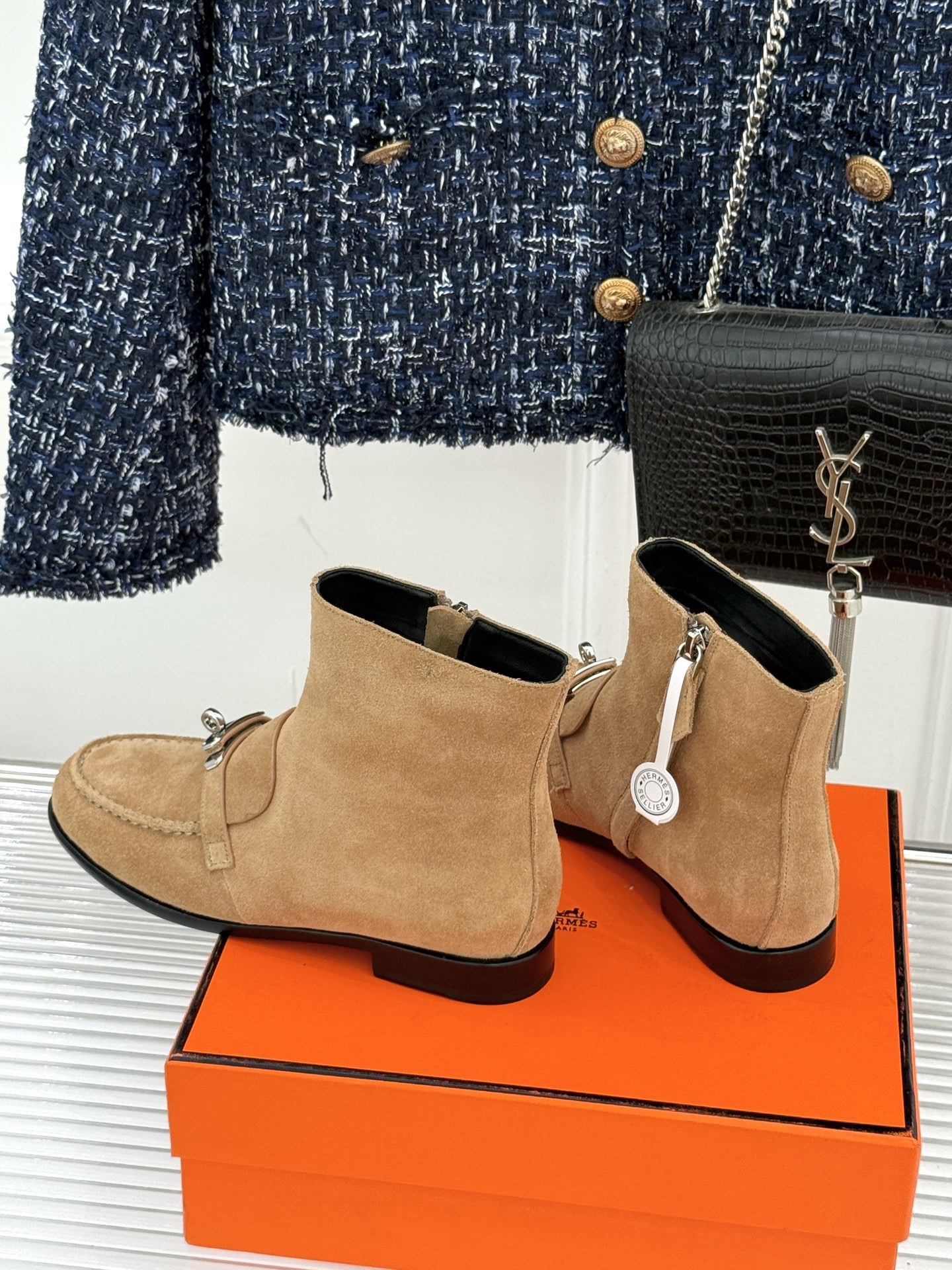 Hermès/爱马仕25WF秋冬新品
Kelly扣复古平底短靴
它传承爱马仕百年匠心工艺
每一处细节都
