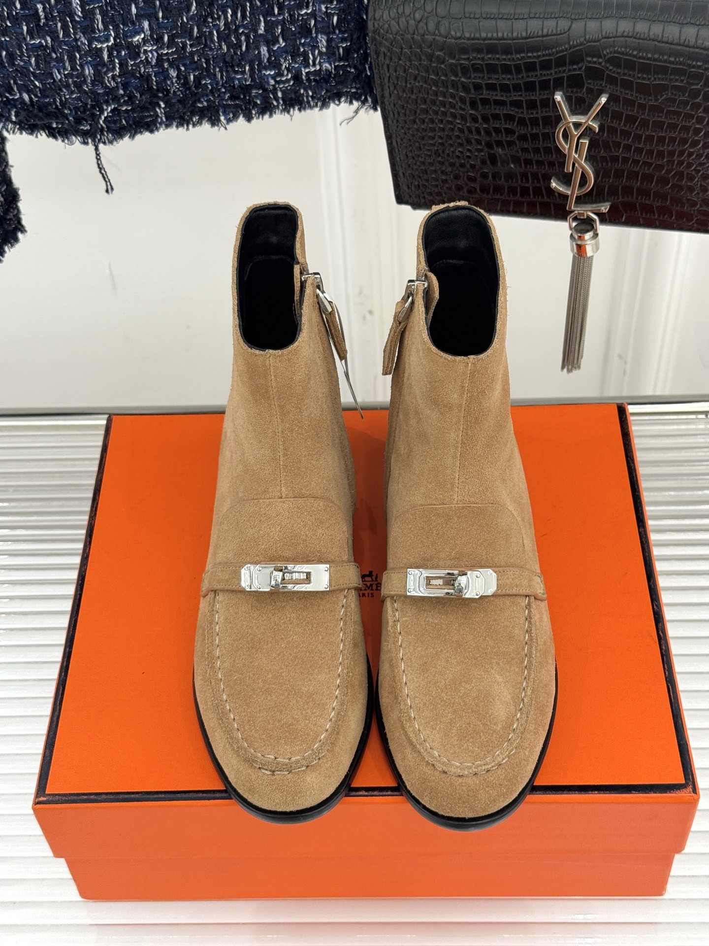 Hermès/爱马仕25WF秋冬新品
Kelly扣复古平底短靴
它传承爱马仕百年匠心工艺
每一处细节都