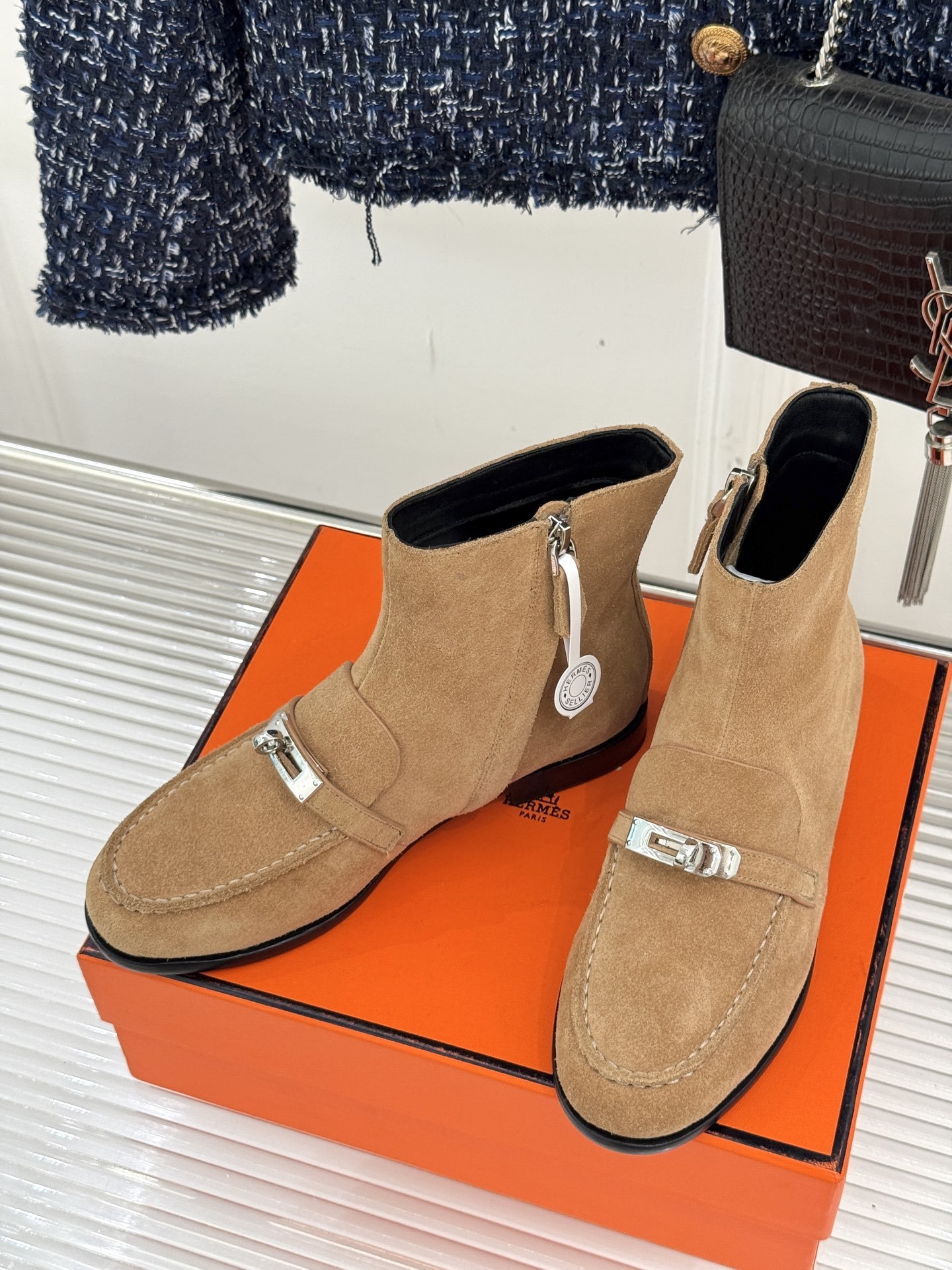 Hermès/爱马仕25WF秋冬新品
Kelly扣复古平底短靴
它传承爱马仕百年匠心工艺
每一处细节都