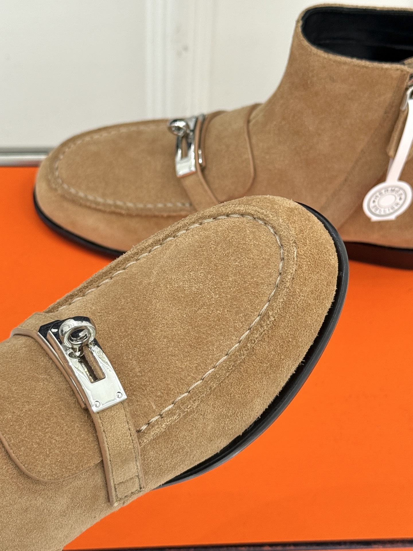 Hermès/爱马仕25WF秋冬新品
Kelly扣复古平底短靴
它传承爱马仕百年匠心工艺
每一处细节都