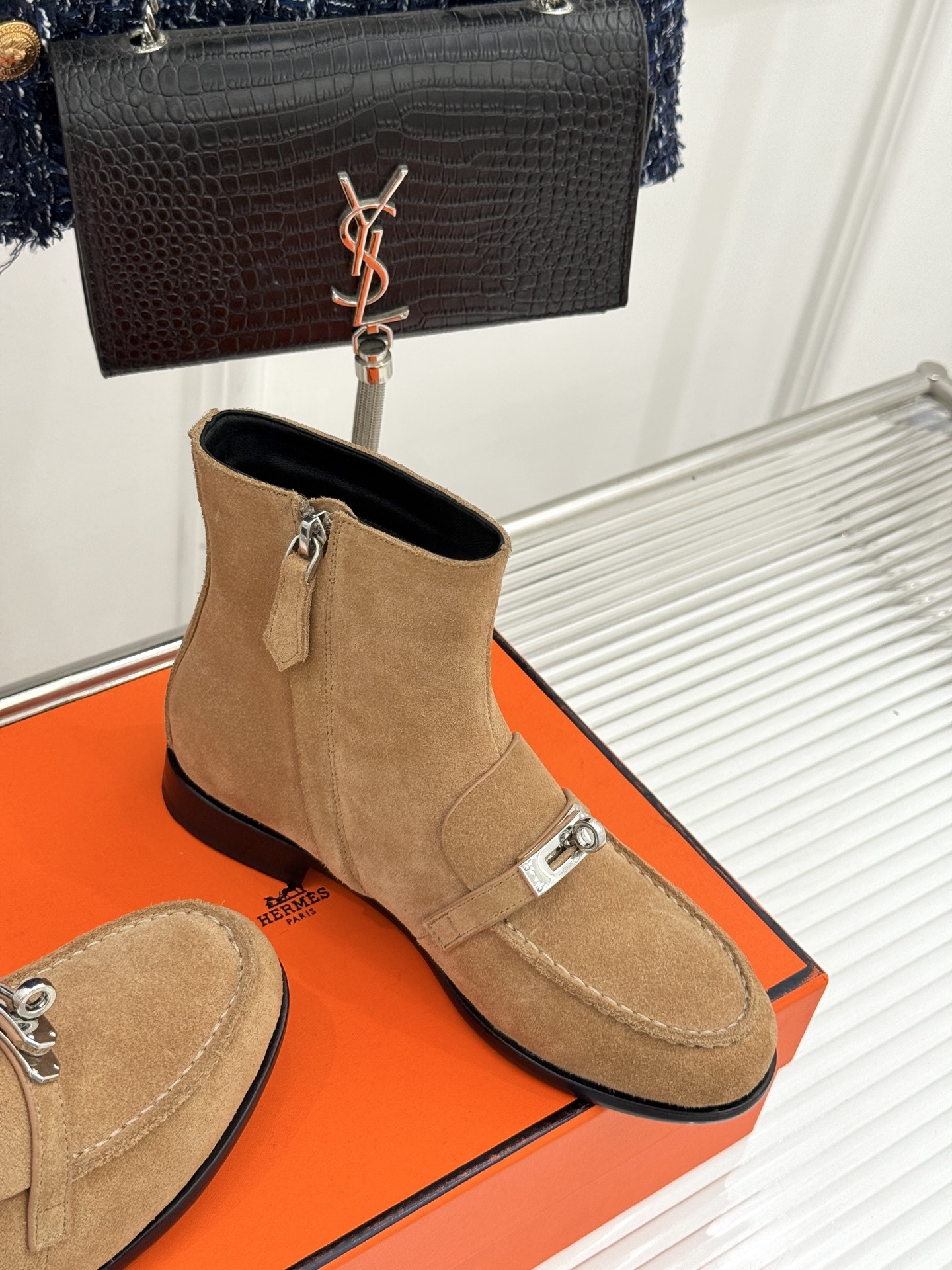 Hermès/爱马仕25WF秋冬新品
Kelly扣复古平底短靴
它传承爱马仕百年匠心工艺
每一处细节都