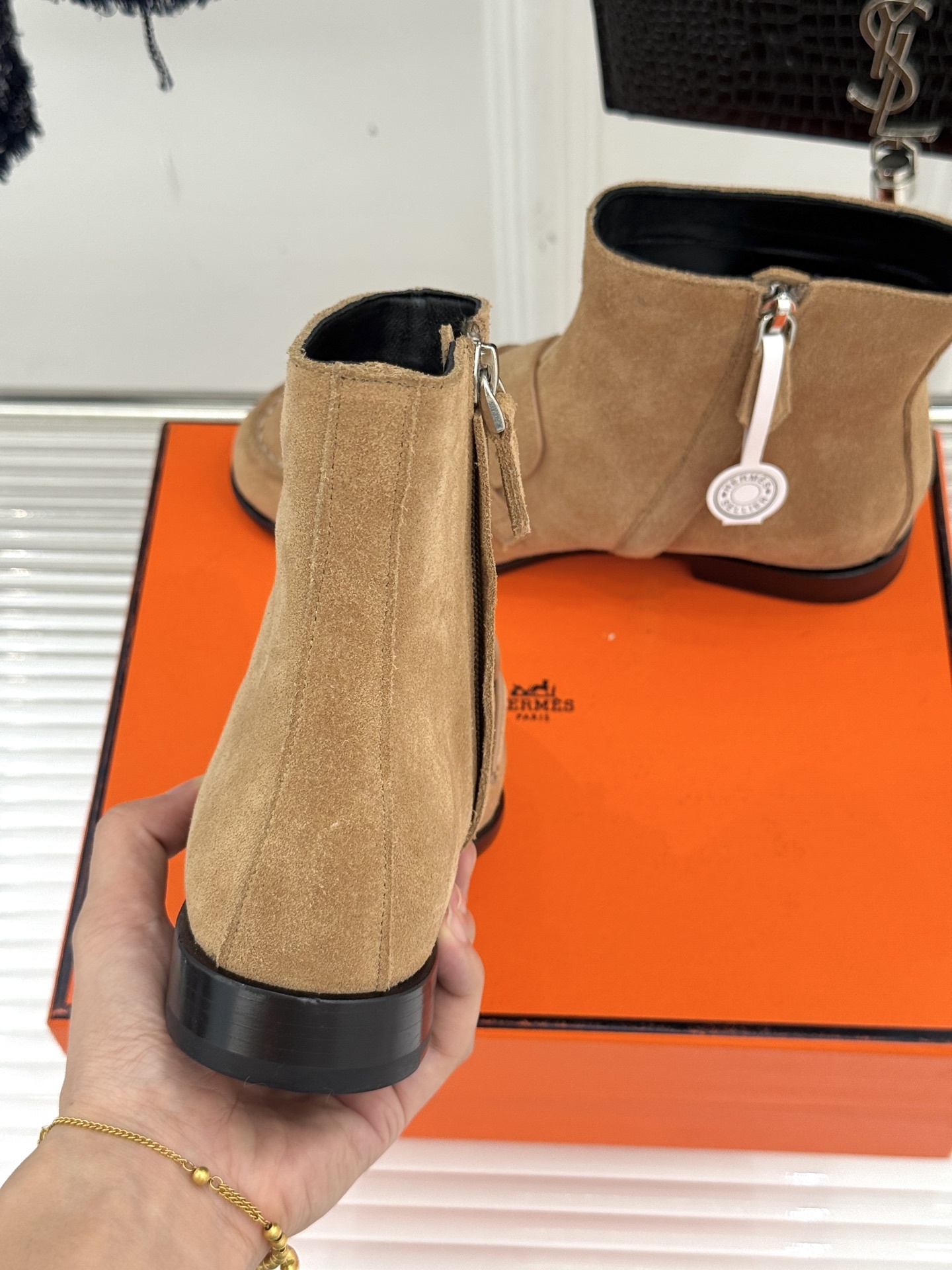 Hermès/爱马仕25WF秋冬新品
Kelly扣复古平底短靴
它传承爱马仕百年匠心工艺
每一处细节都