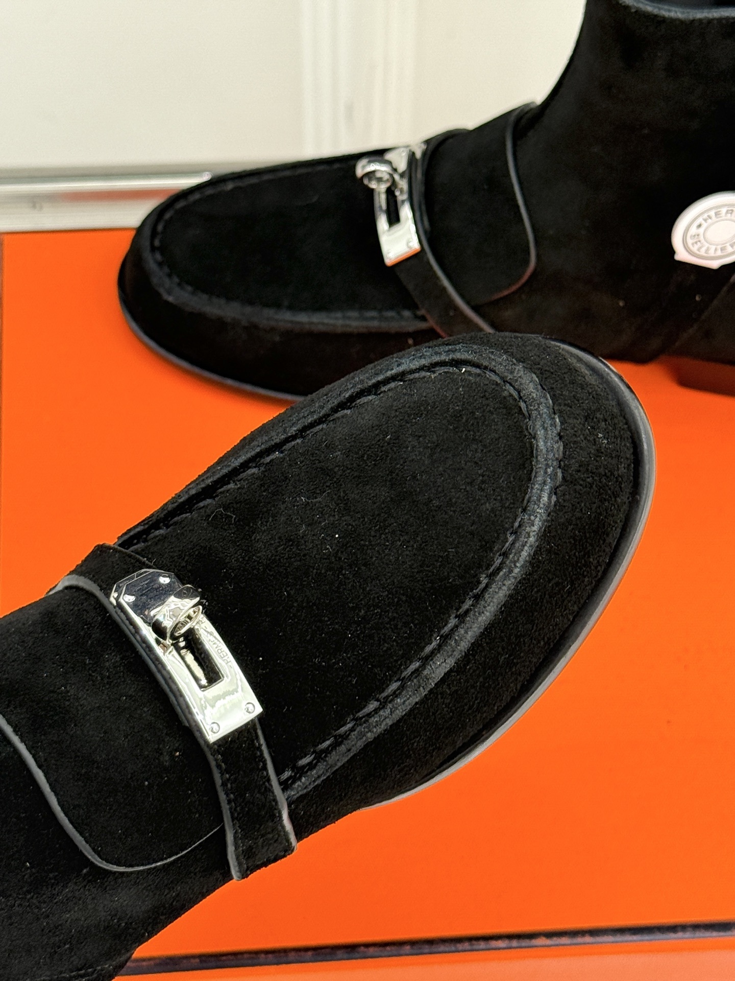 Hermès/爱马仕25WF秋冬新品
Kelly扣复古平底短靴
它传承爱马仕百年匠心工艺
每一处细节都