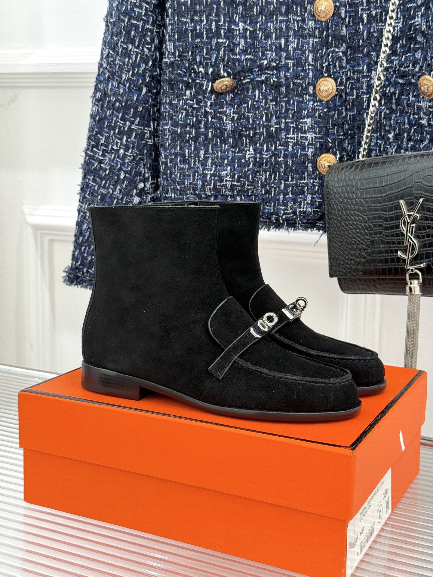 Hermès/爱马仕25WF秋冬新品
Kelly扣复古平底短靴
它传承爱马仕百年匠心工艺
每一处细节都