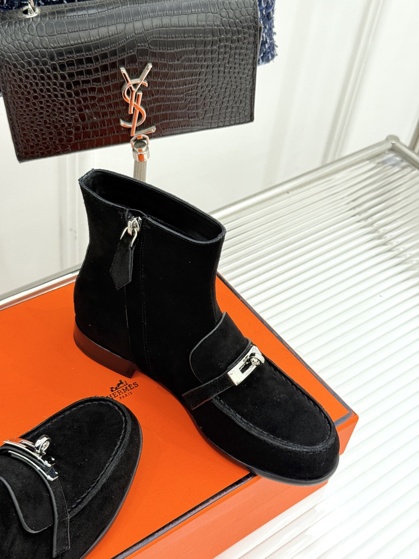 Hermès/爱马仕25WF秋冬新品
Kelly扣复古平底短靴
它传承爱马仕百年匠心工艺
每一处细节都