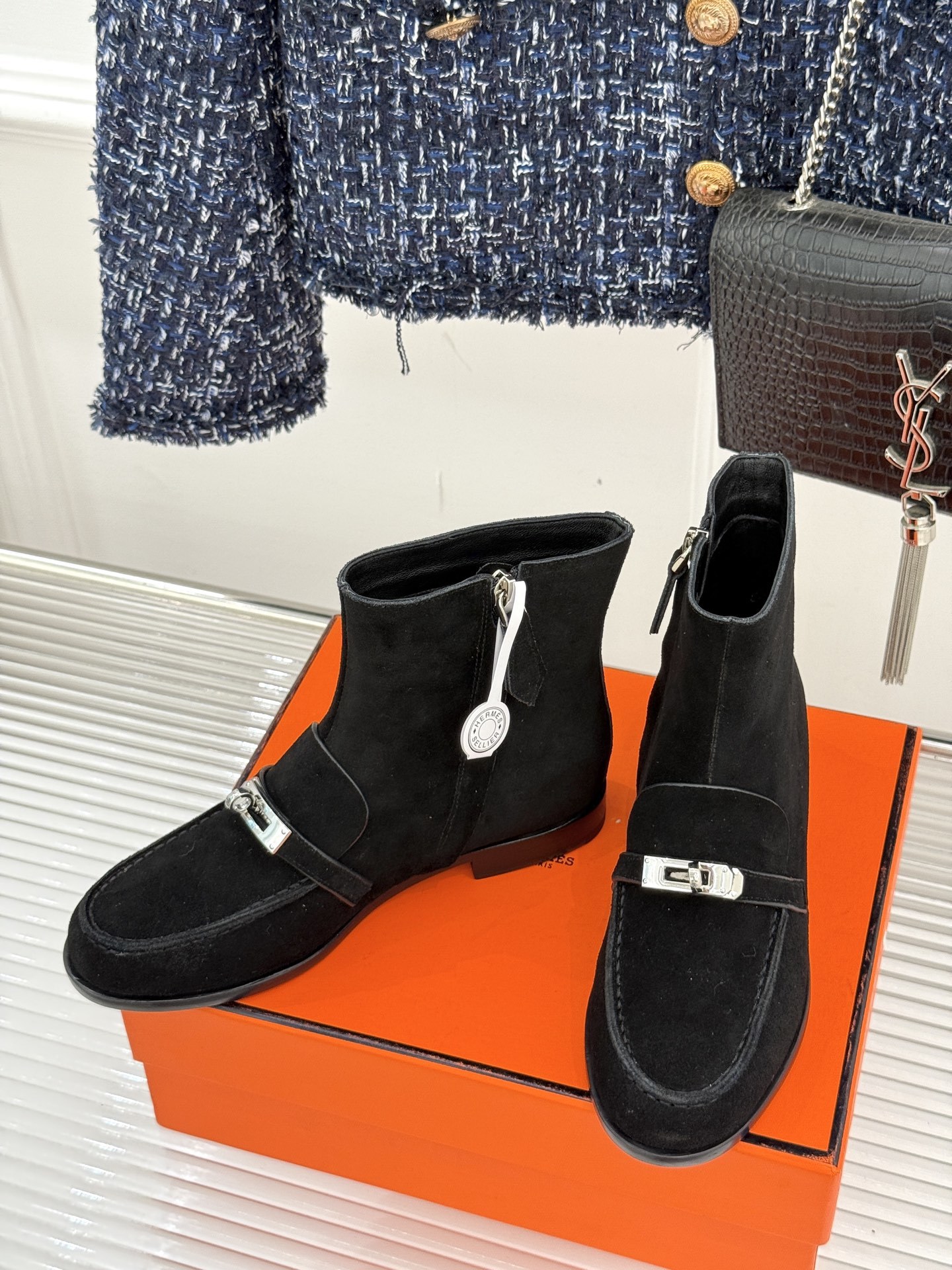 Hermès/爱马仕25WF秋冬新品
Kelly扣复古平底短靴
它传承爱马仕百年匠心工艺
每一处细节都