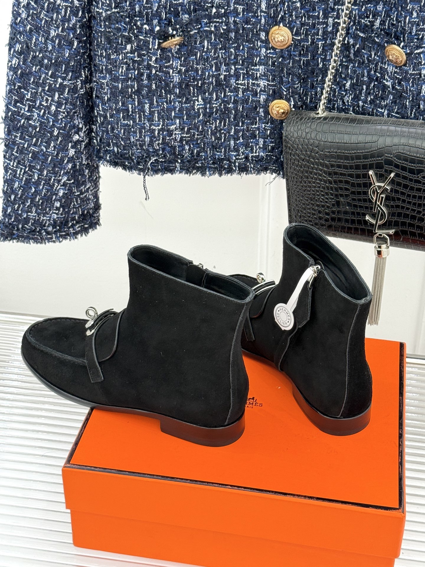 Hermès/爱马仕25WF秋冬新品
Kelly扣复古平底短靴
它传承爱马仕百年匠心工艺
每一处细节都