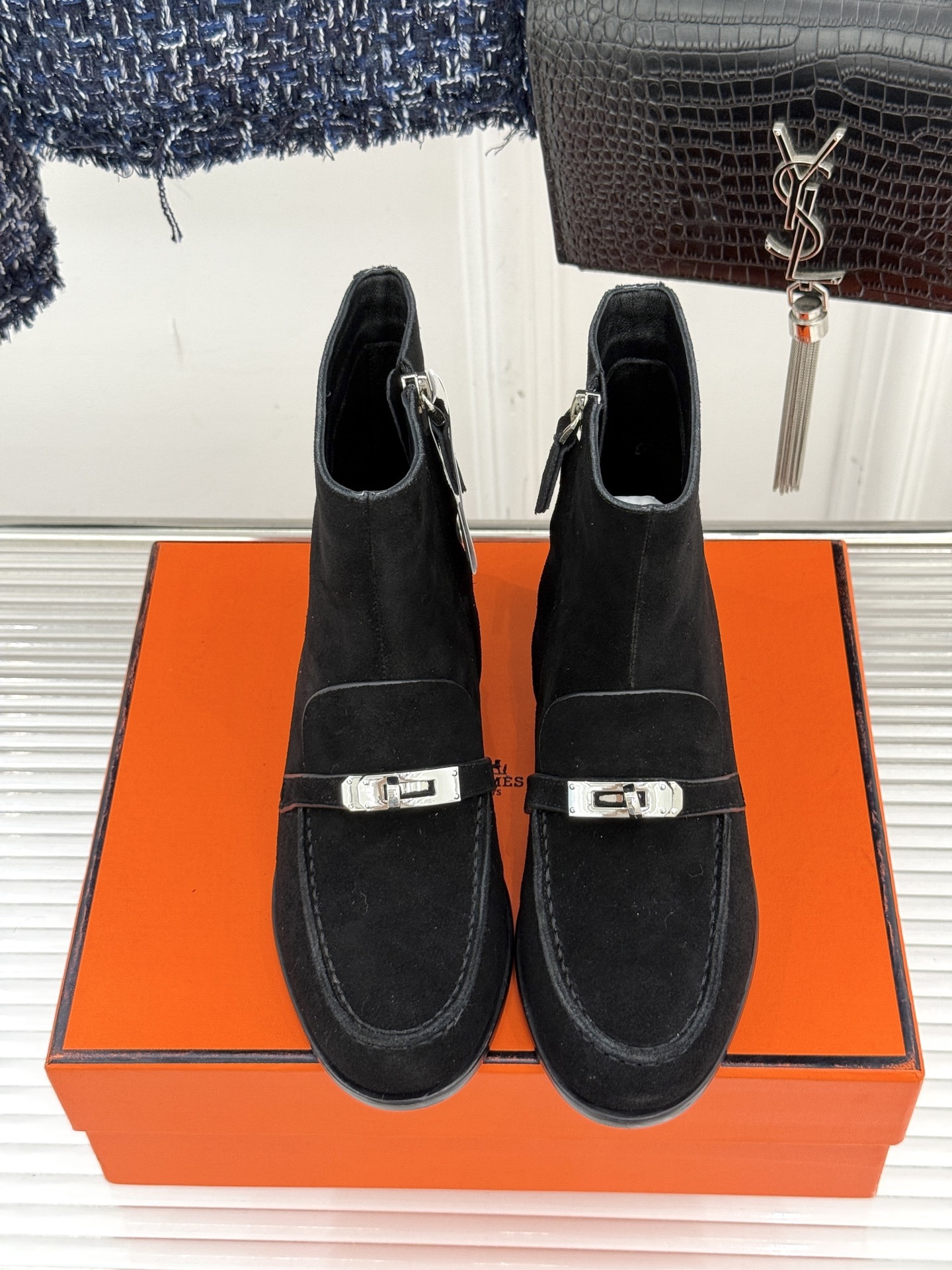 Hermès/爱马仕25WF秋冬新品
Kelly扣复古平底短靴
它传承爱马仕百年匠心工艺
每一处细节都